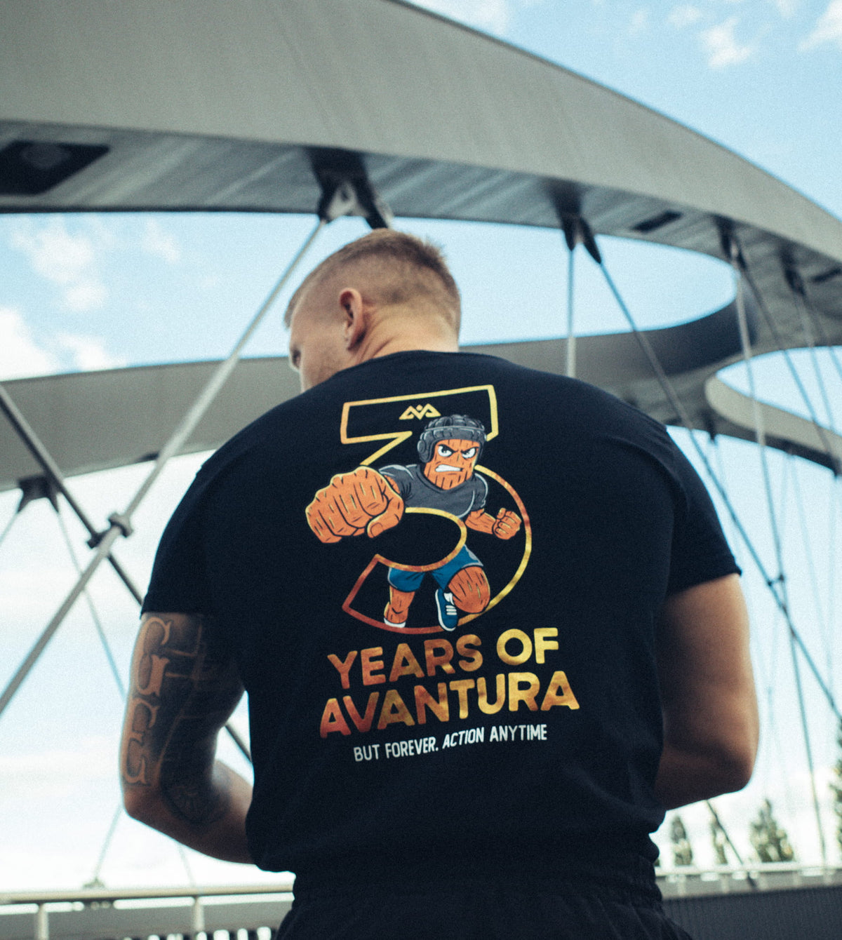 Grafisches Rückendesign des Avantura T-Shirts im Detail