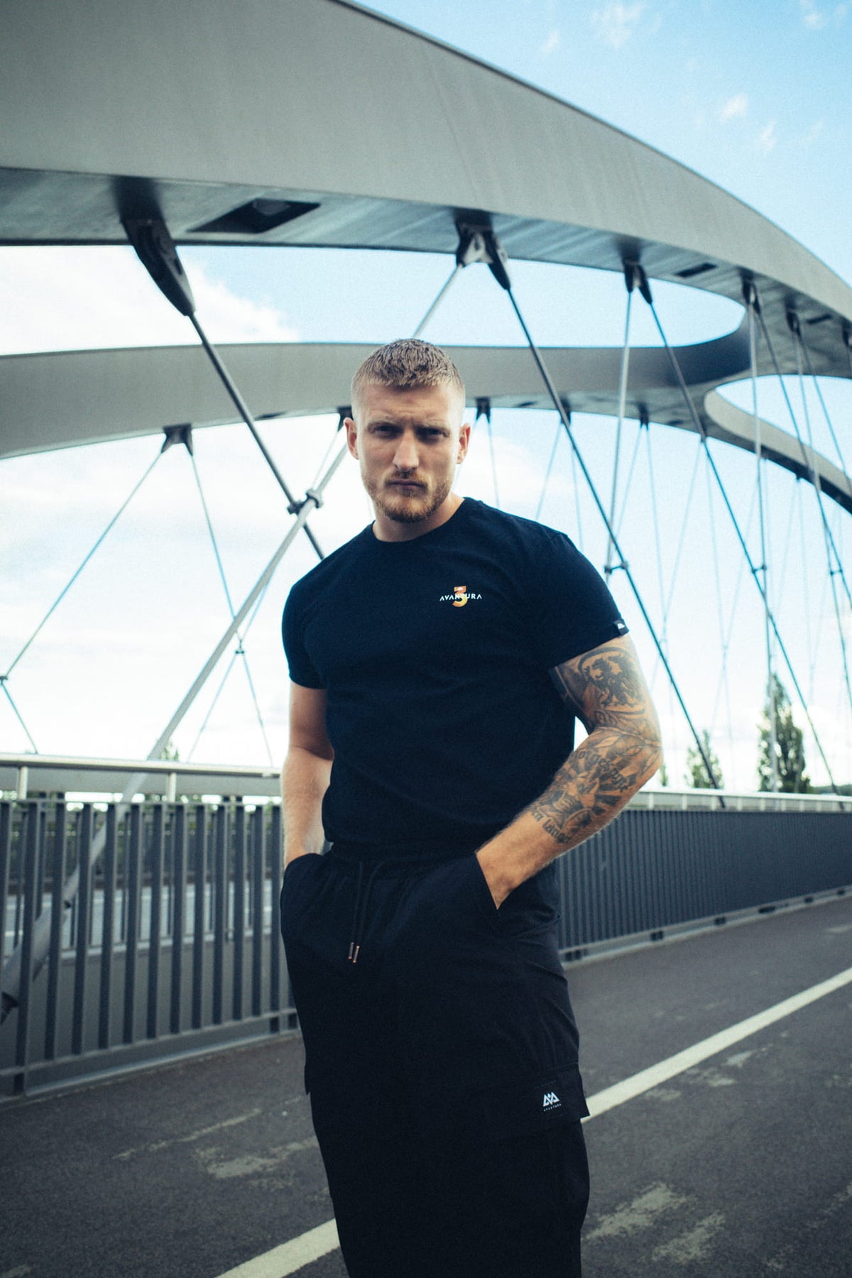 Schwarzes Avantura T-Shirt mit Logo auf der Brust