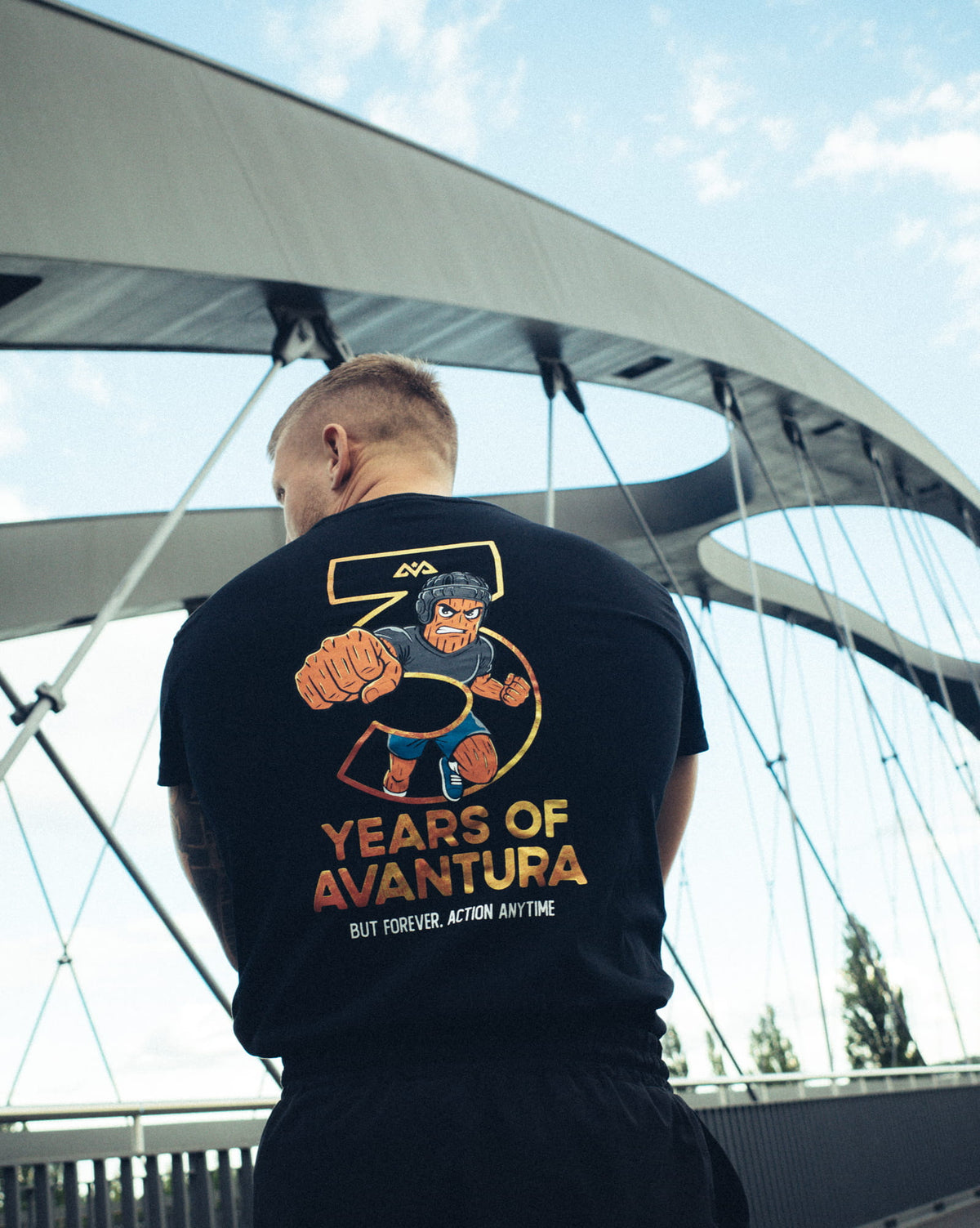 Rückendruck des Avantura T-Shirts mit Cartoon-Design