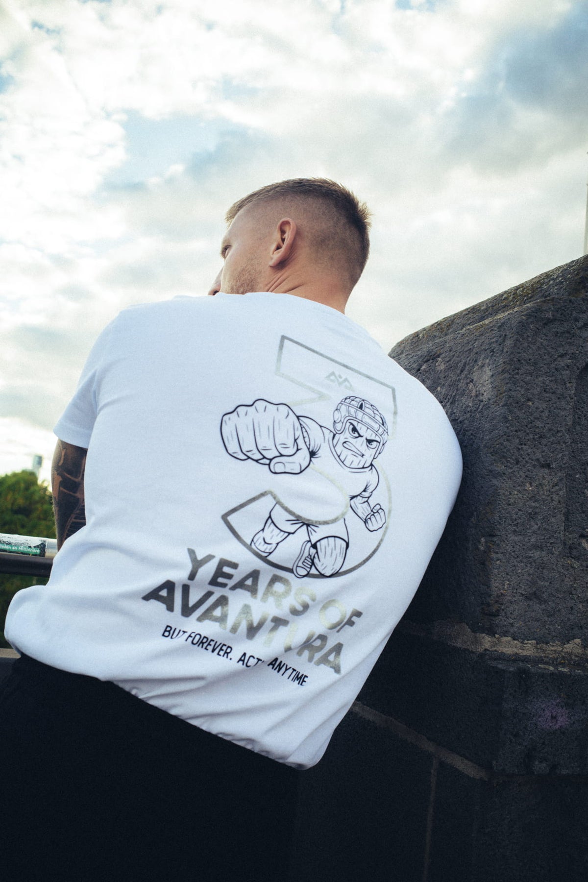 Weißes Avantura T-Shirt Rückseite mit stilisiertem Grafikprint und Action-Text
