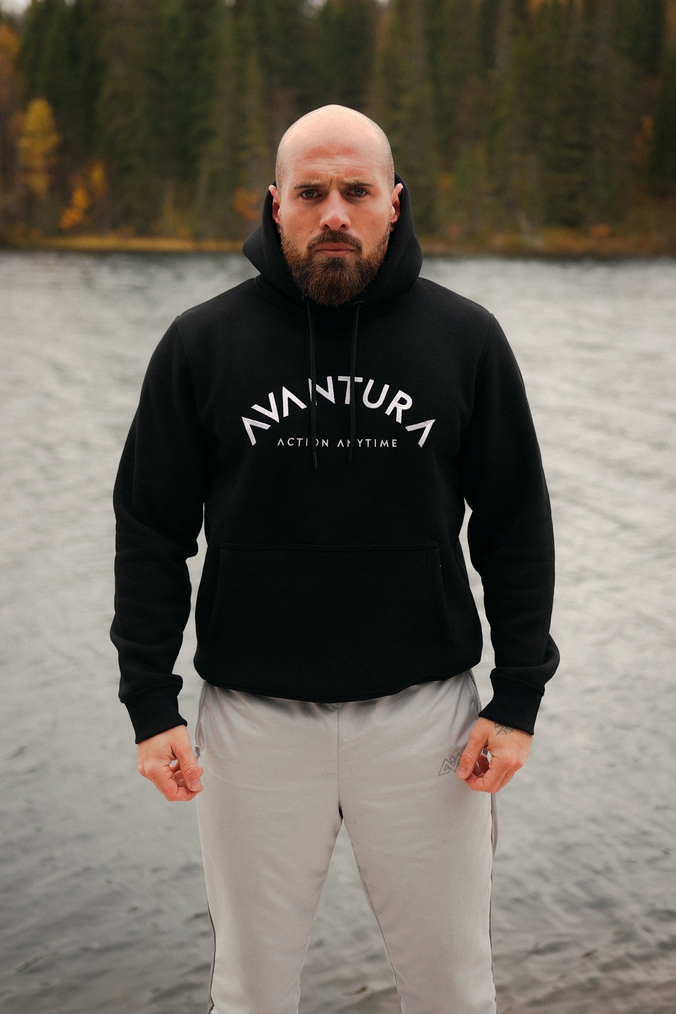 CURVED LETTERS HOODIE SCHWARZ