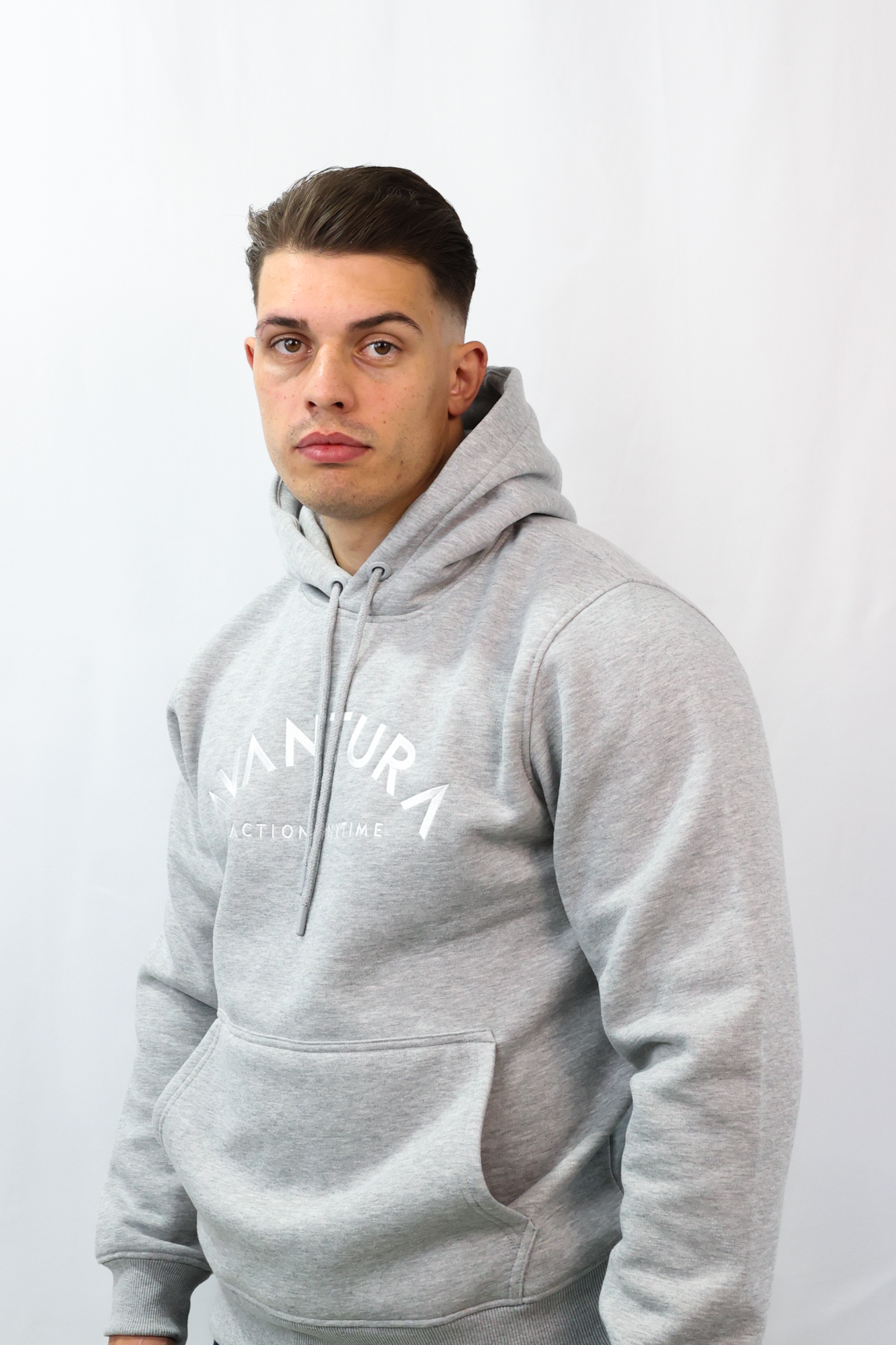CURVED LETTERS HOODIE GRAU