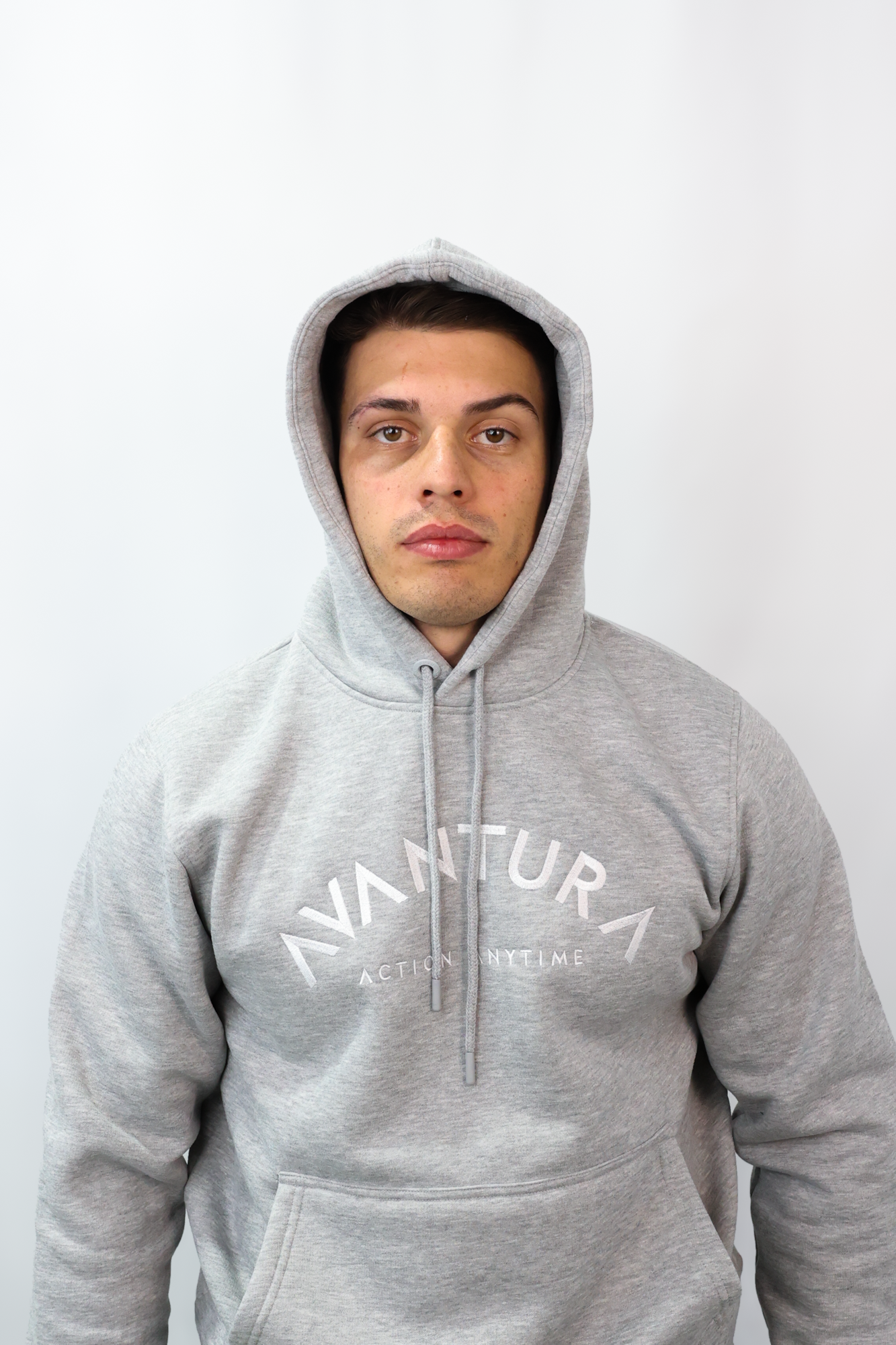 CURVED LETTERS HOODIE GRAU