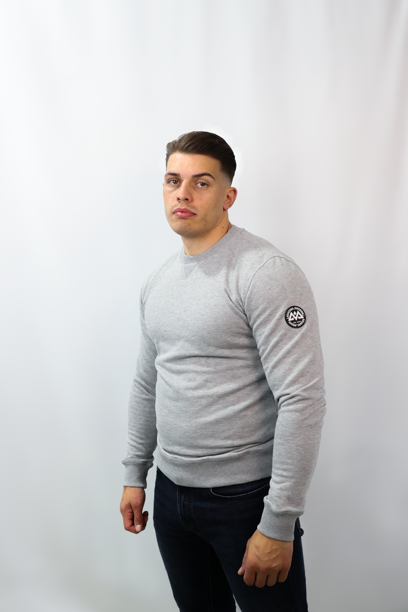 CREWNECK ROUND PATCH LOGO GRAU