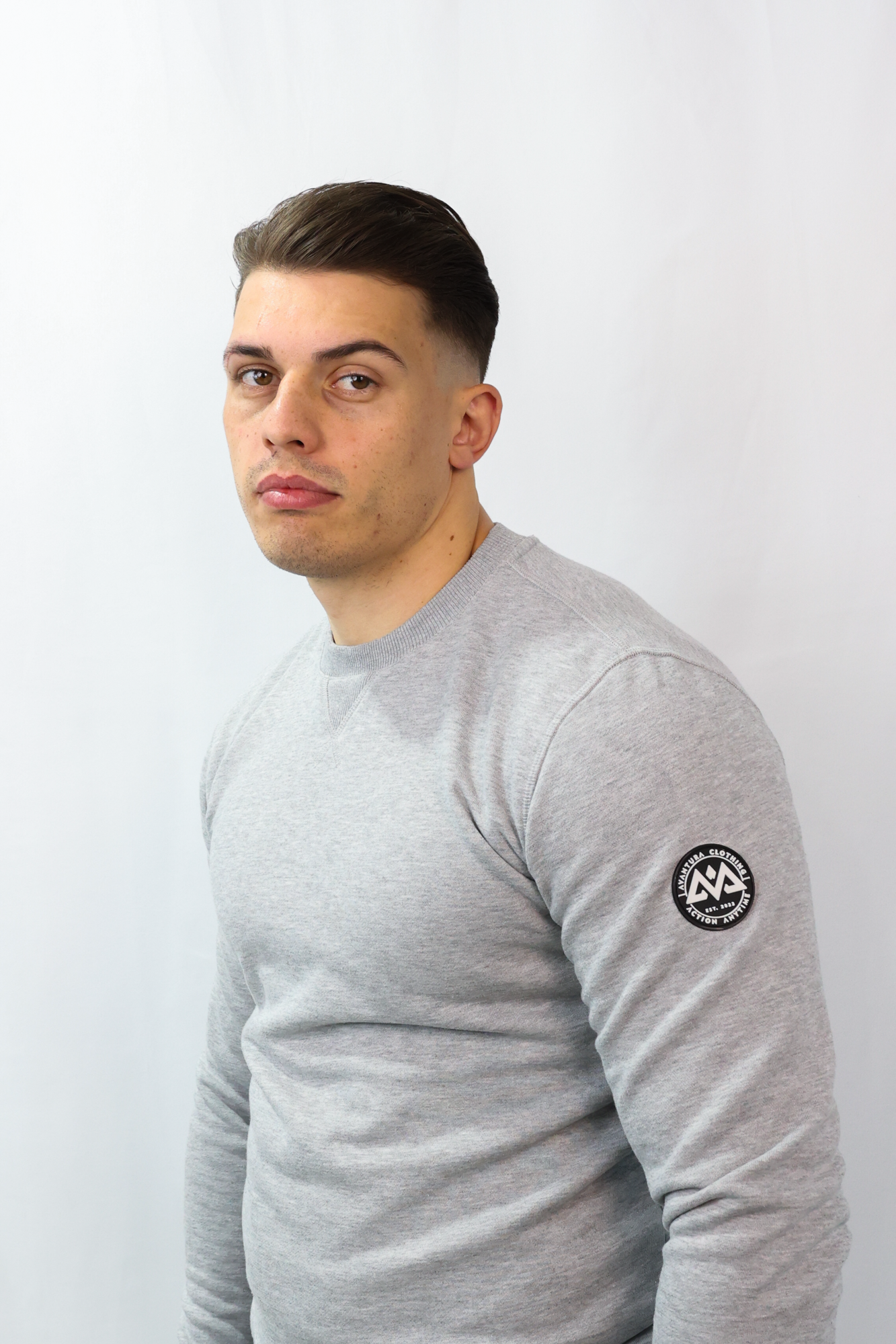 CREWNECK ROUND PATCH LOGO GRAU