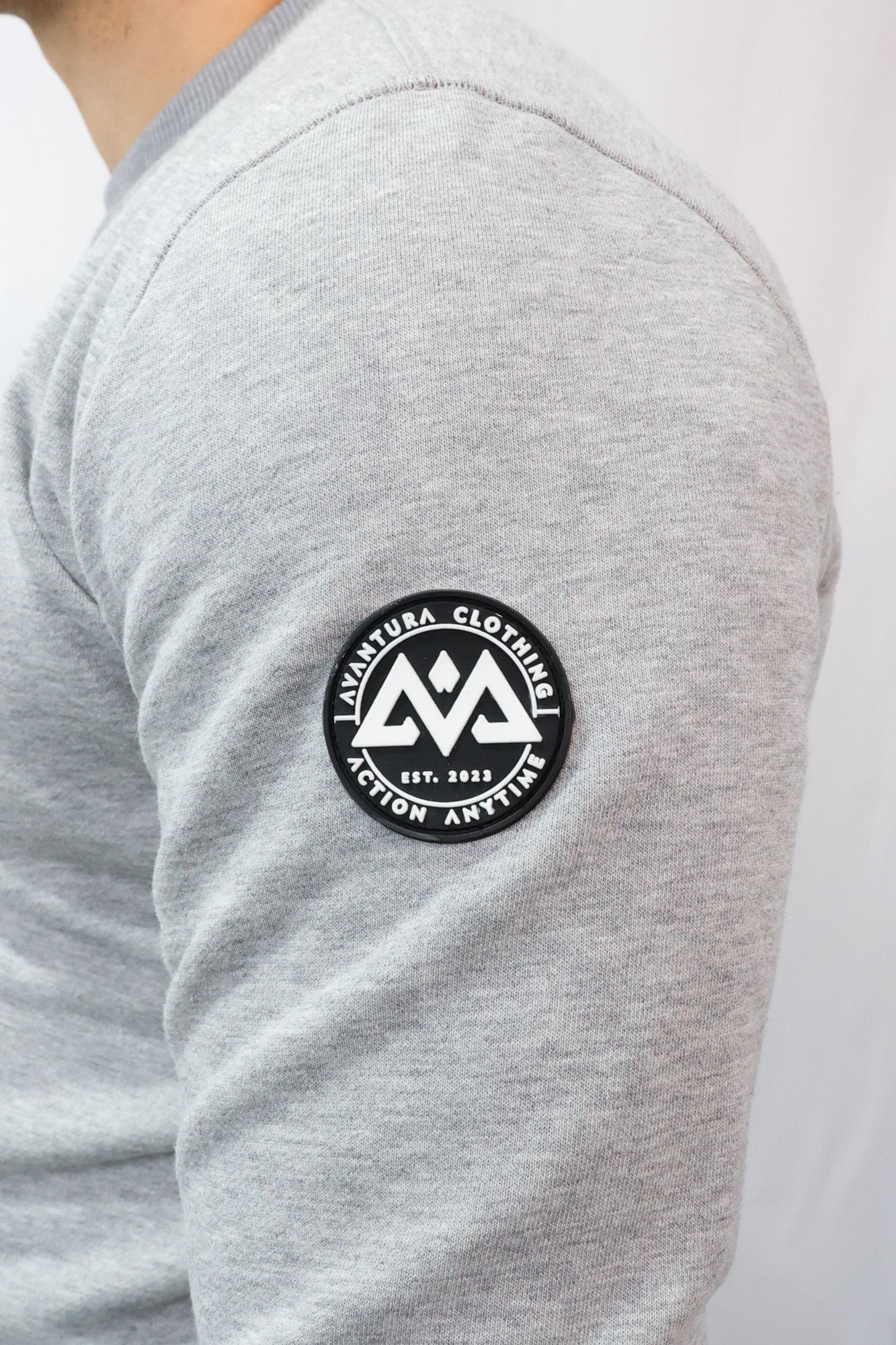 CREWNECK ROUND PATCH LOGO GRAU