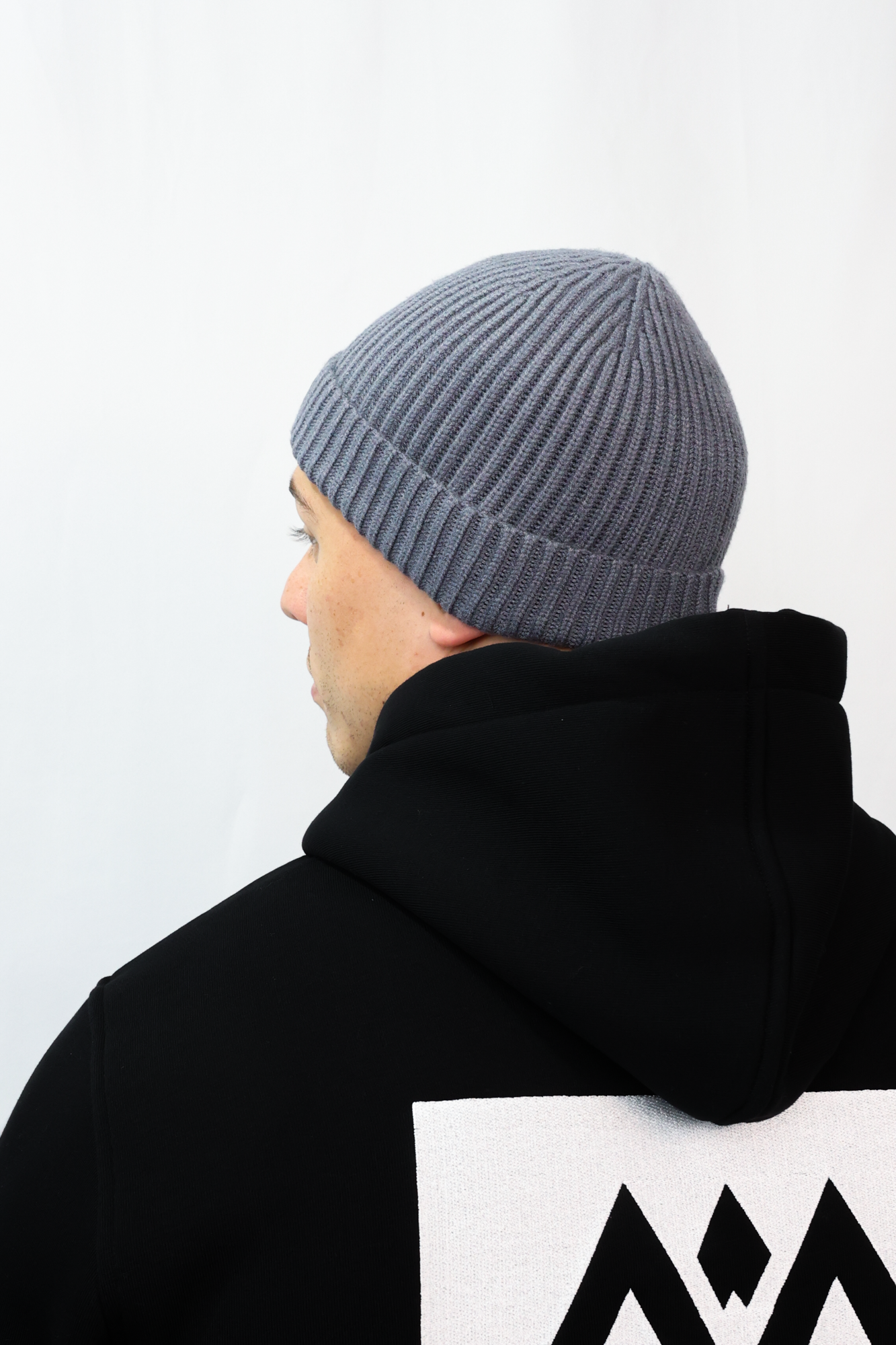 BEANIE AVANTURA GRAU RUBBER PATCH ROUND LOGO