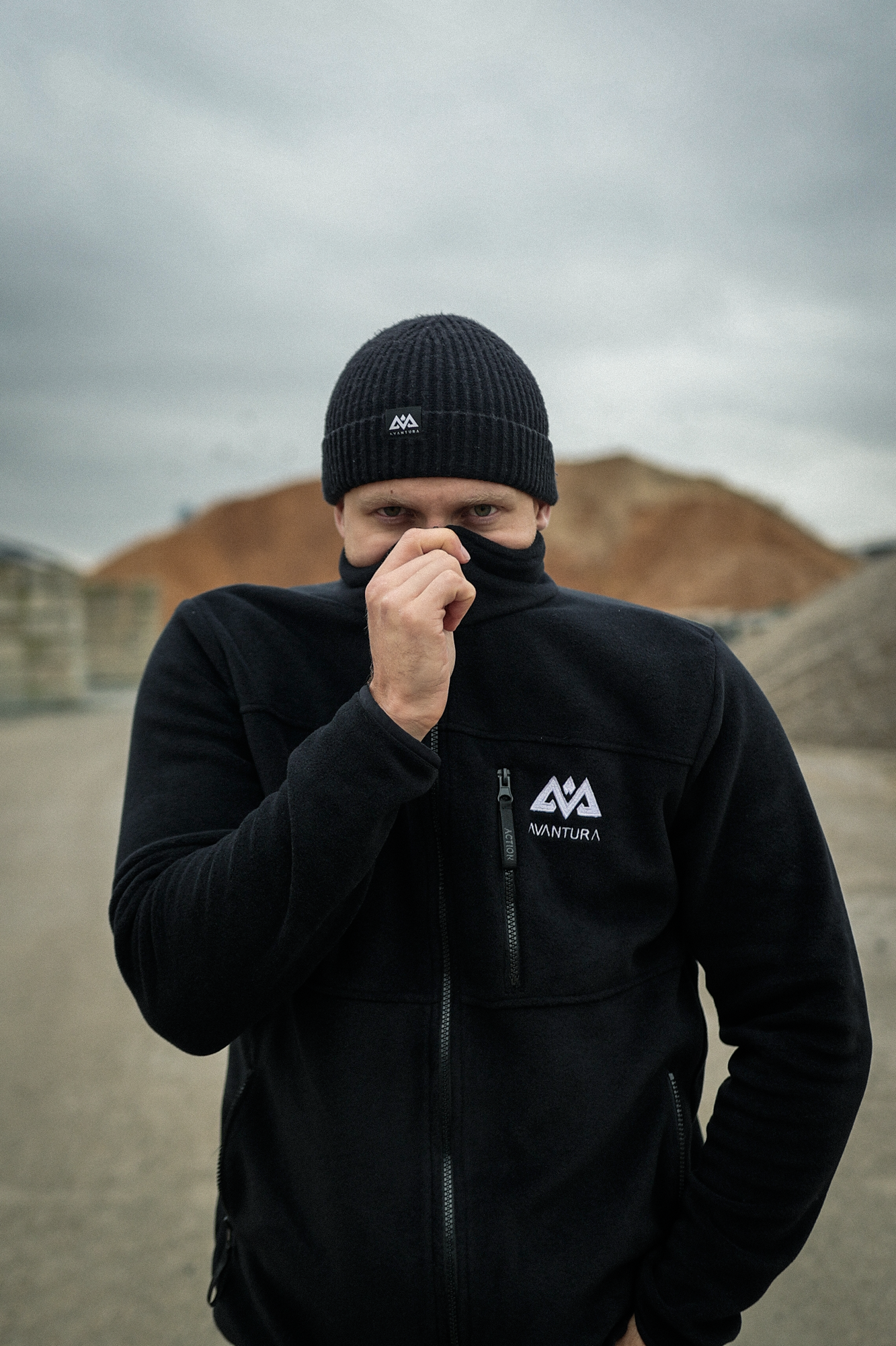 BEANIE AVANTURA SCHWARZ SMALL LOGO