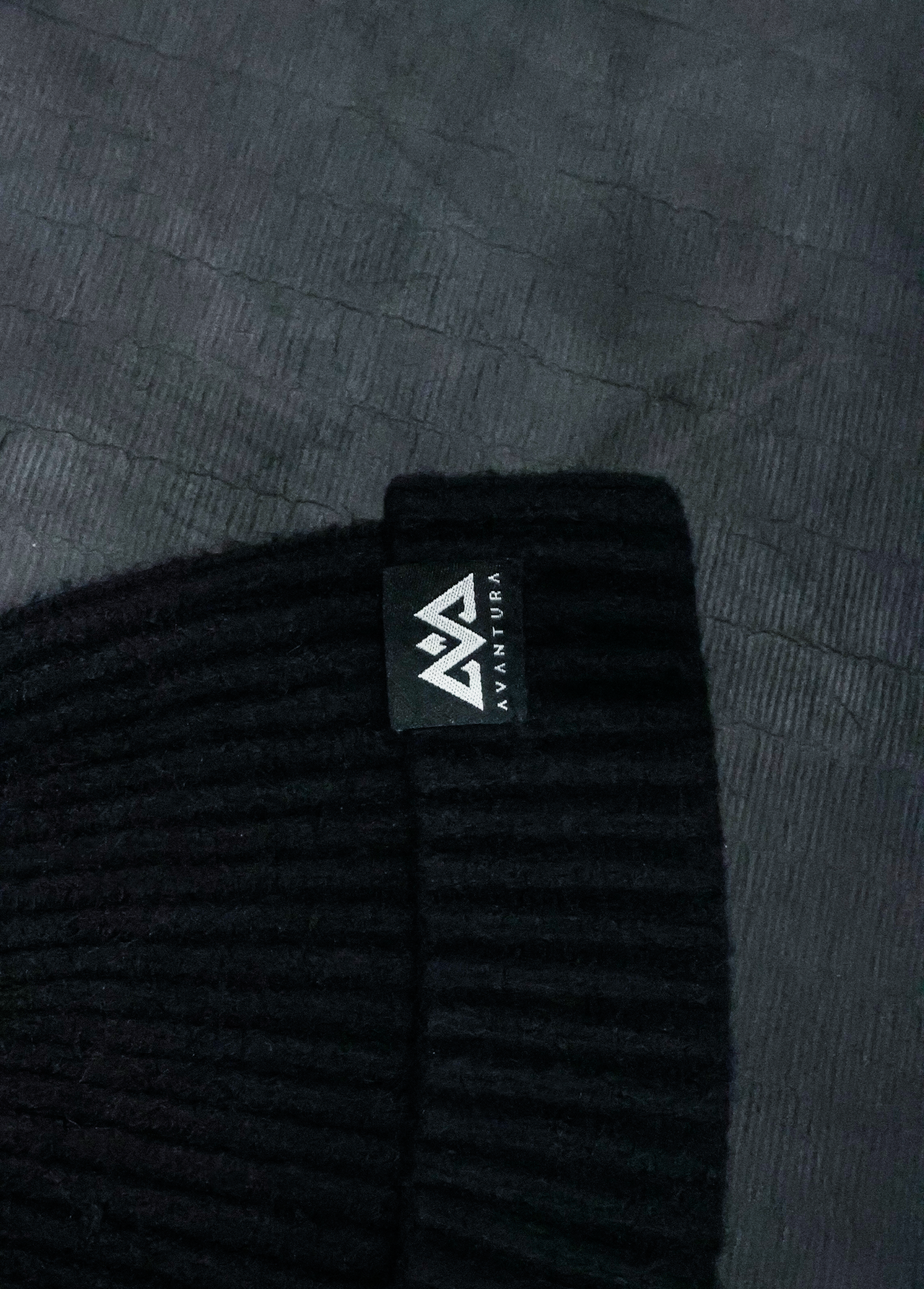 BEANIE AVANTURA SCHWARZ SMALL LOGO