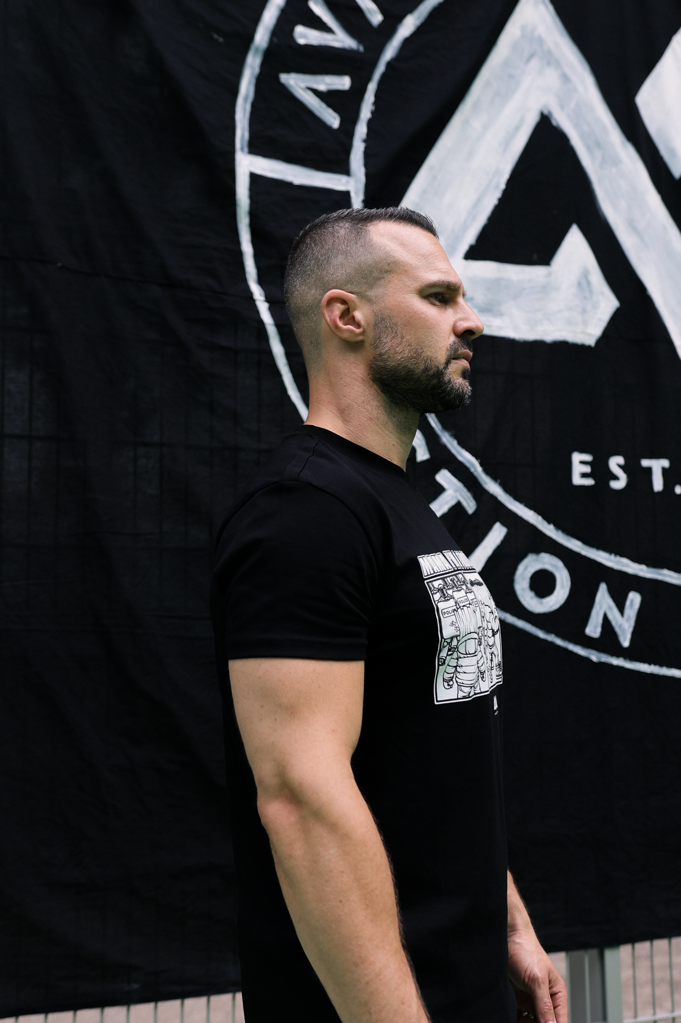 LIVE IS AN AVANTURA T-SHIRT BLACK