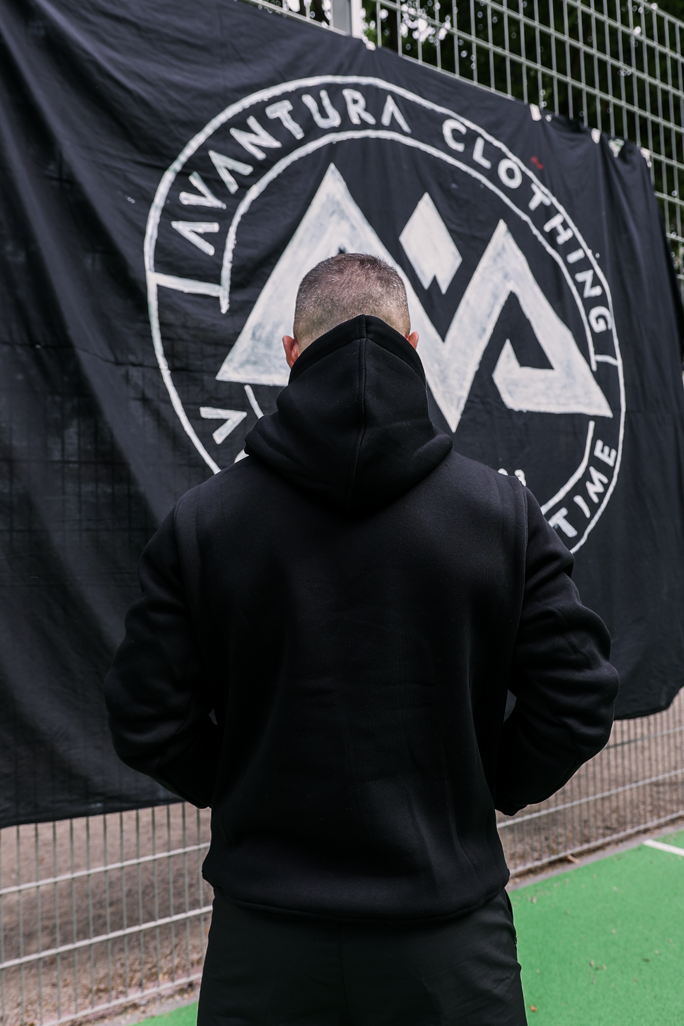 FILLED LETTERS HOODIE SCHWARZ