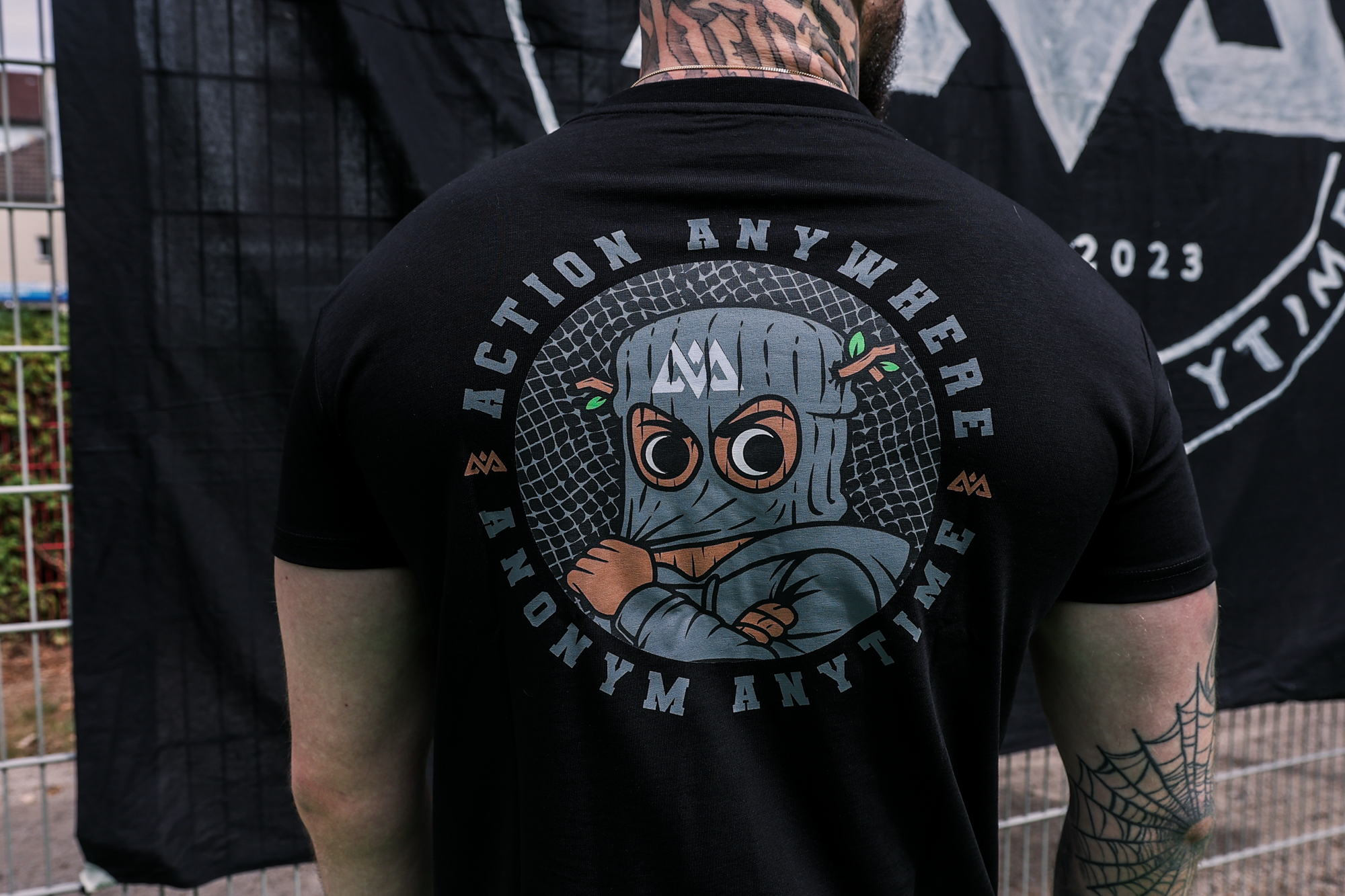 LIVE IS AN AVANTURA T-SHIRT BLACK