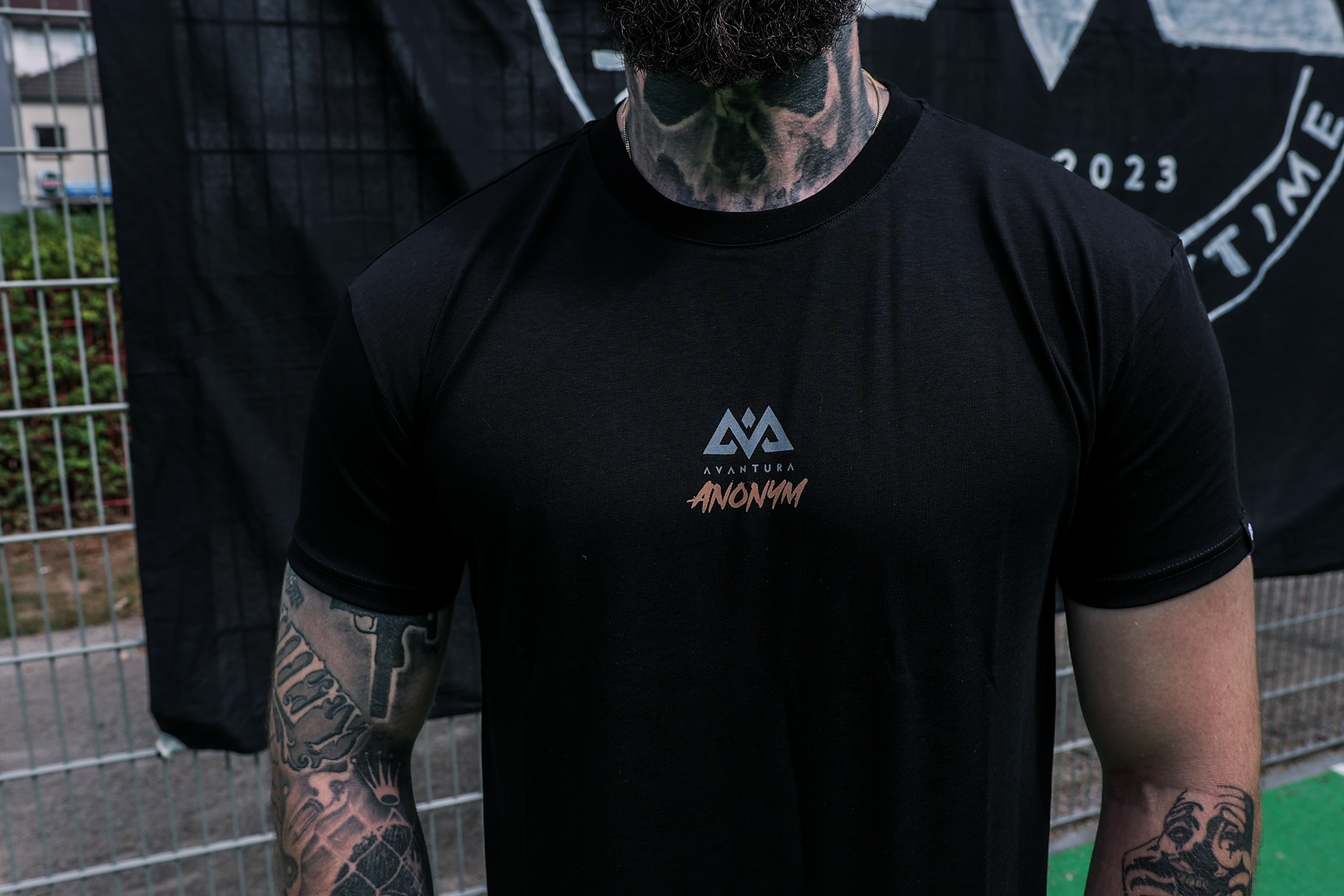 LIVE IS AN AVANTURA T-SHIRT BLACK