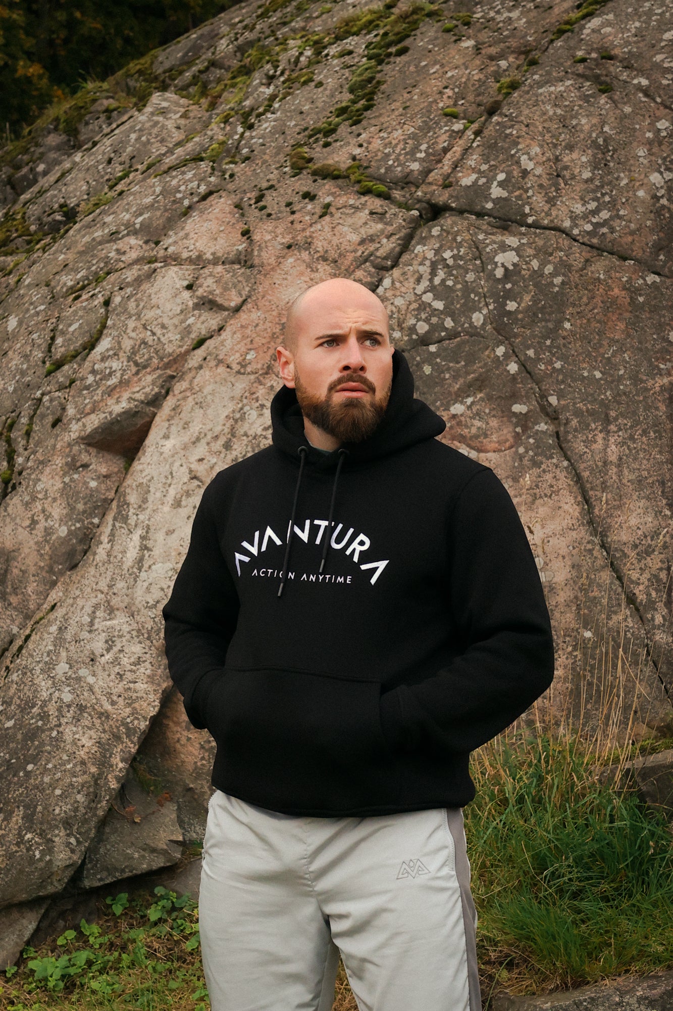 CURVED LETTERS HOODIE SCHWARZ