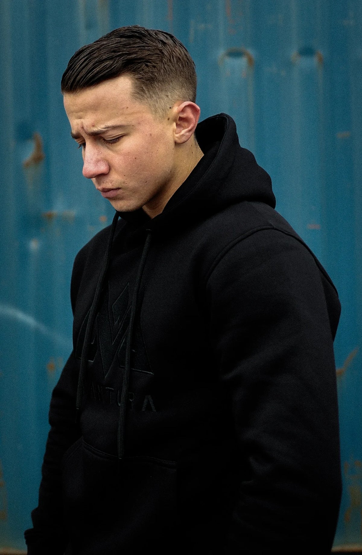 Schwarzer AVANTURA Hoodie mit Kordeln und Design, getragen im Alltag