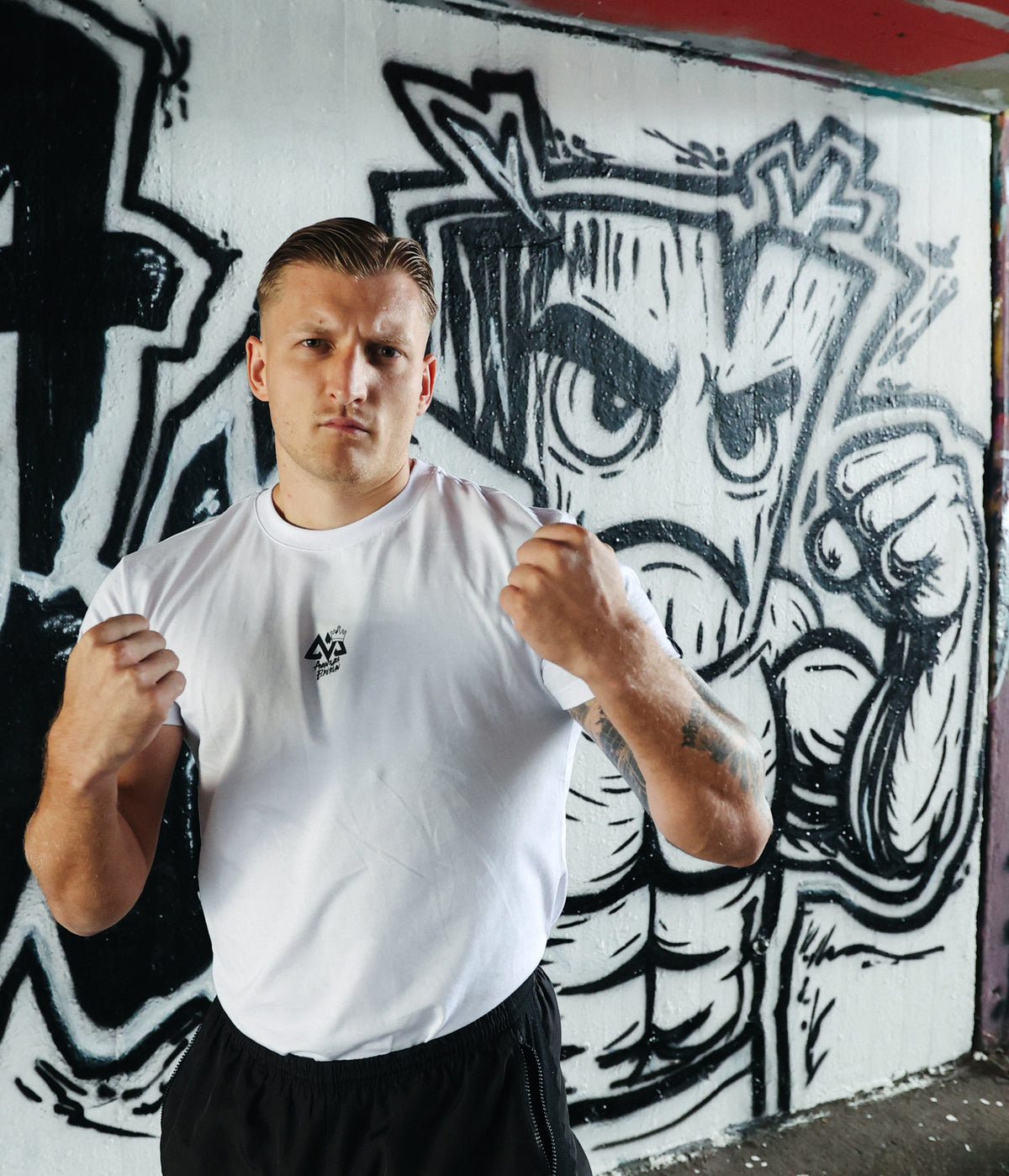 Weißes Kurzarm-T-Shirt mit minimalistischem Logo-Design und lockerer Passform
