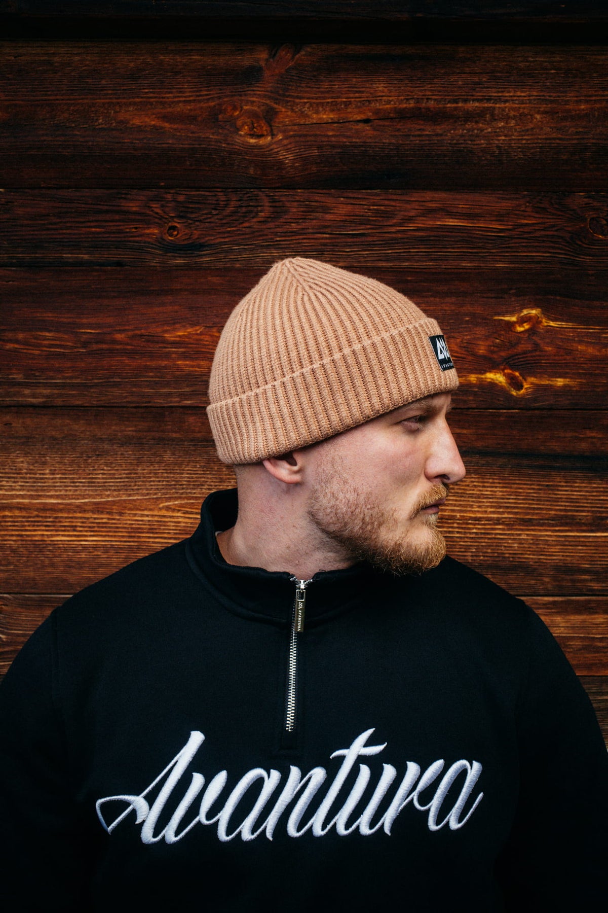 Avantura Beanie von hinten mit sichtbarem gewebtem Logo-Patch