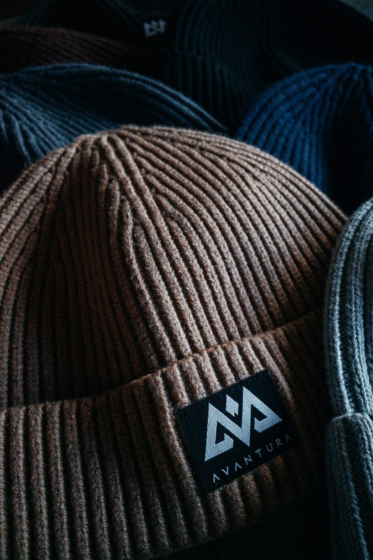 Detailansicht der braunen Beanie mit AVANTURA Patch