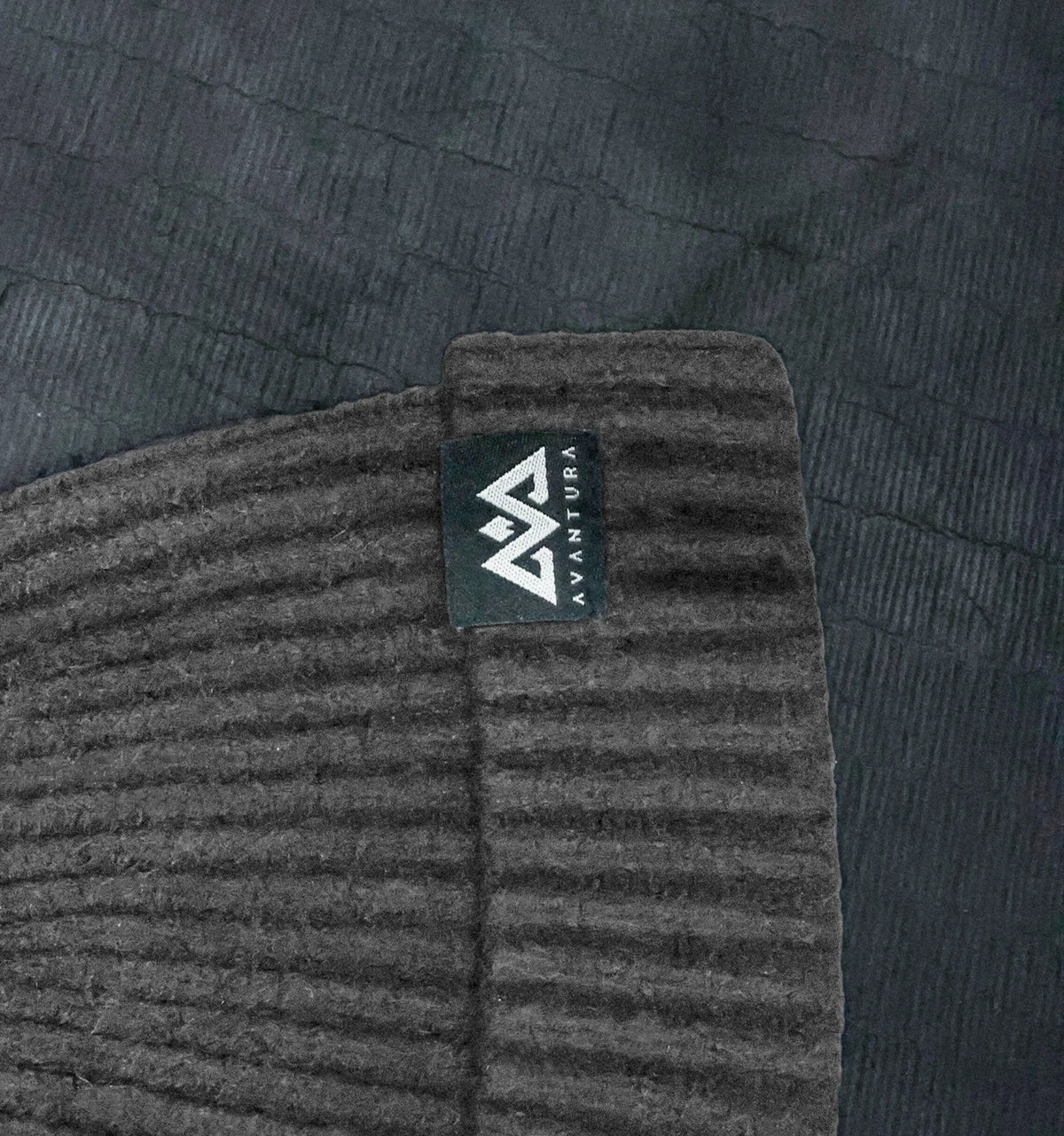 Graue gerippte Beanie mit kleinem schwarzen Logo-Label