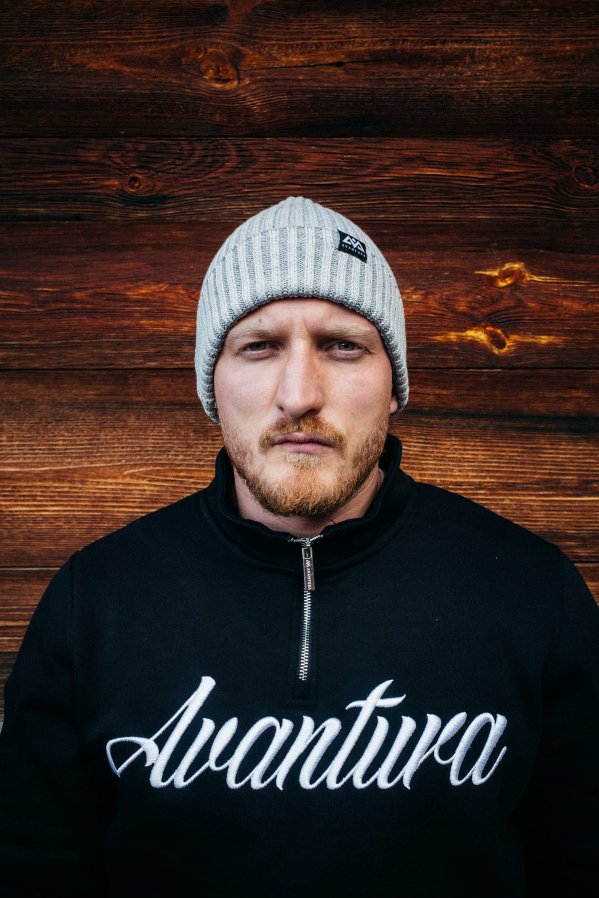 Hellgraue Avantura Beanie mit kleinem Logo-Label