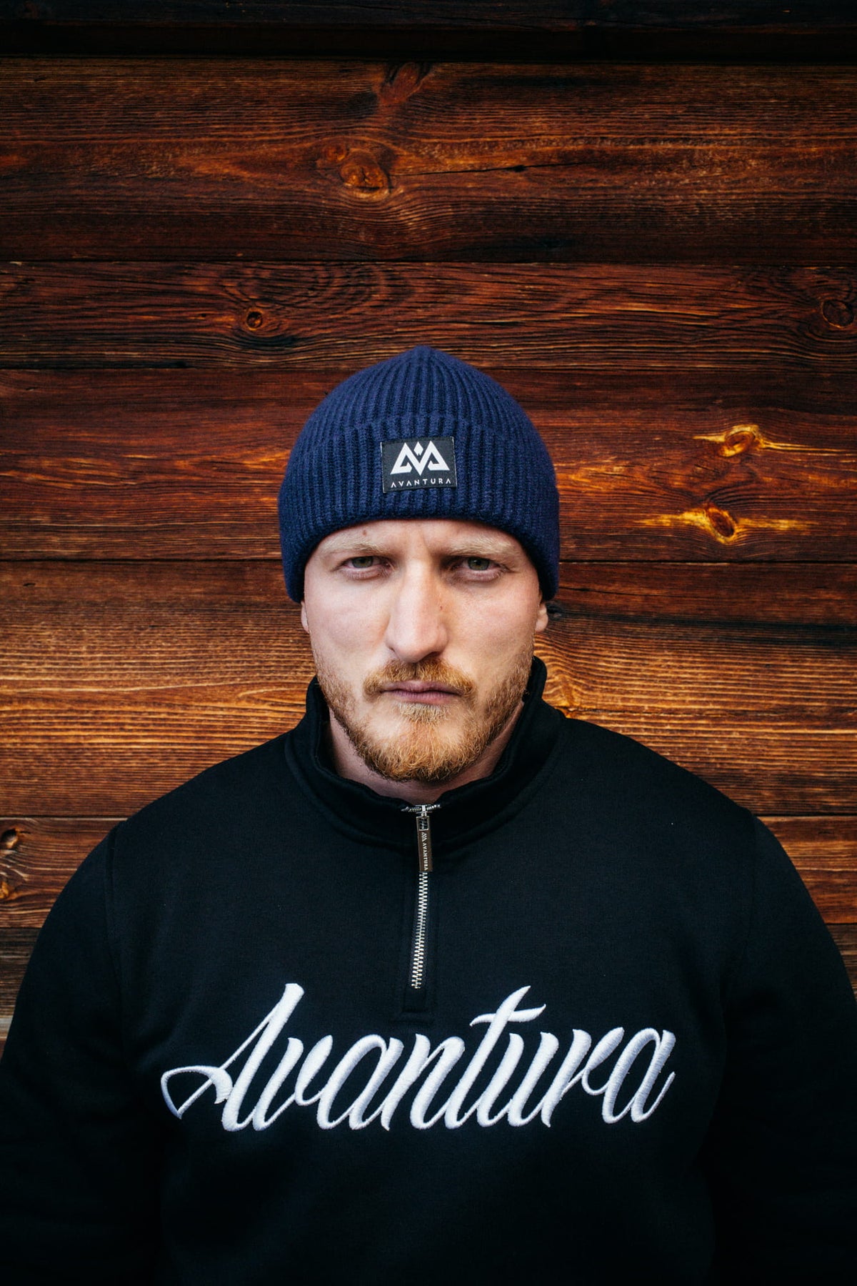 Marineblaue Avantura Beanie mit gerippter Struktur und Logo-Patch