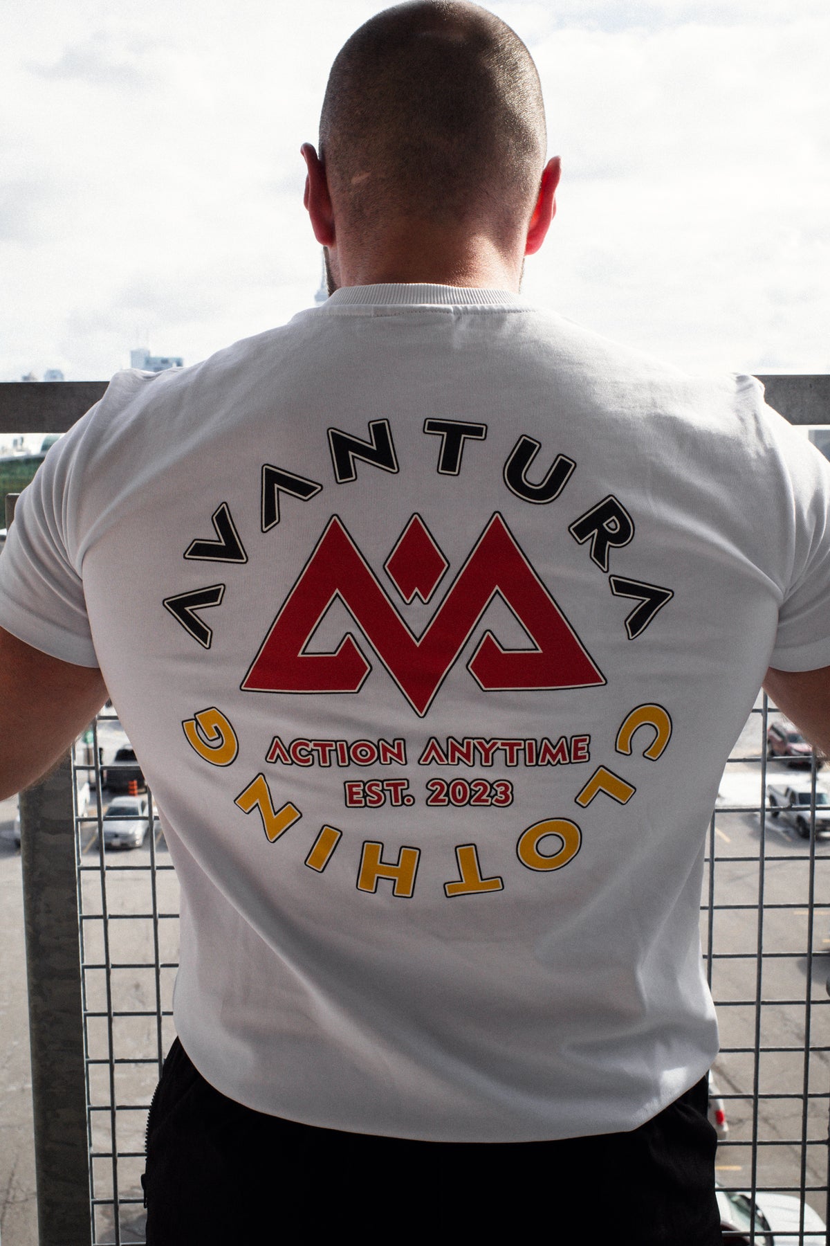 Rückansicht weißes T-Shirt mit großem Backprint Design und Text