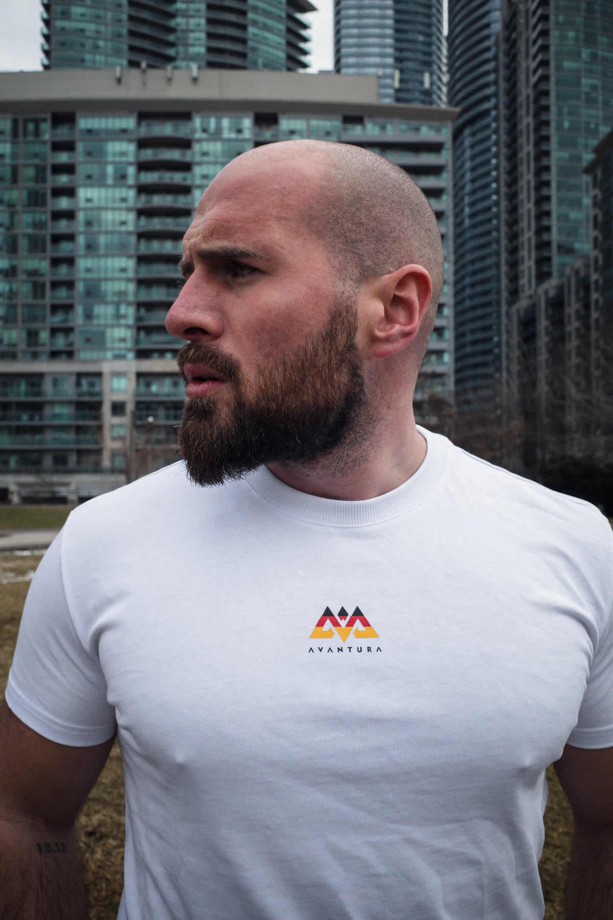 Weißes T-Shirt mit Rundhalsausschnitt und AVANTURA Logo auf der Brust
