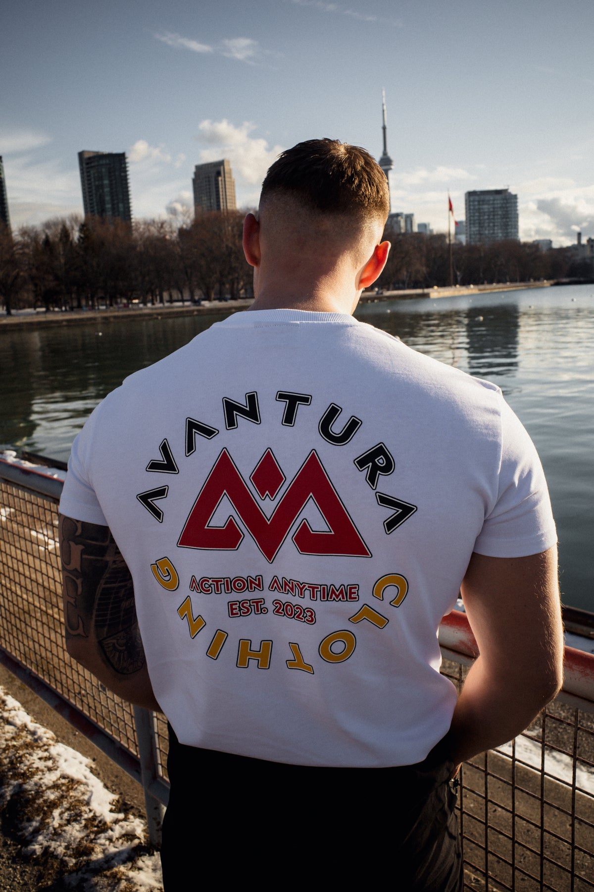 Rückansicht weißes T-Shirt mit dreifarbigem AVANTURA CLOTHING Druck