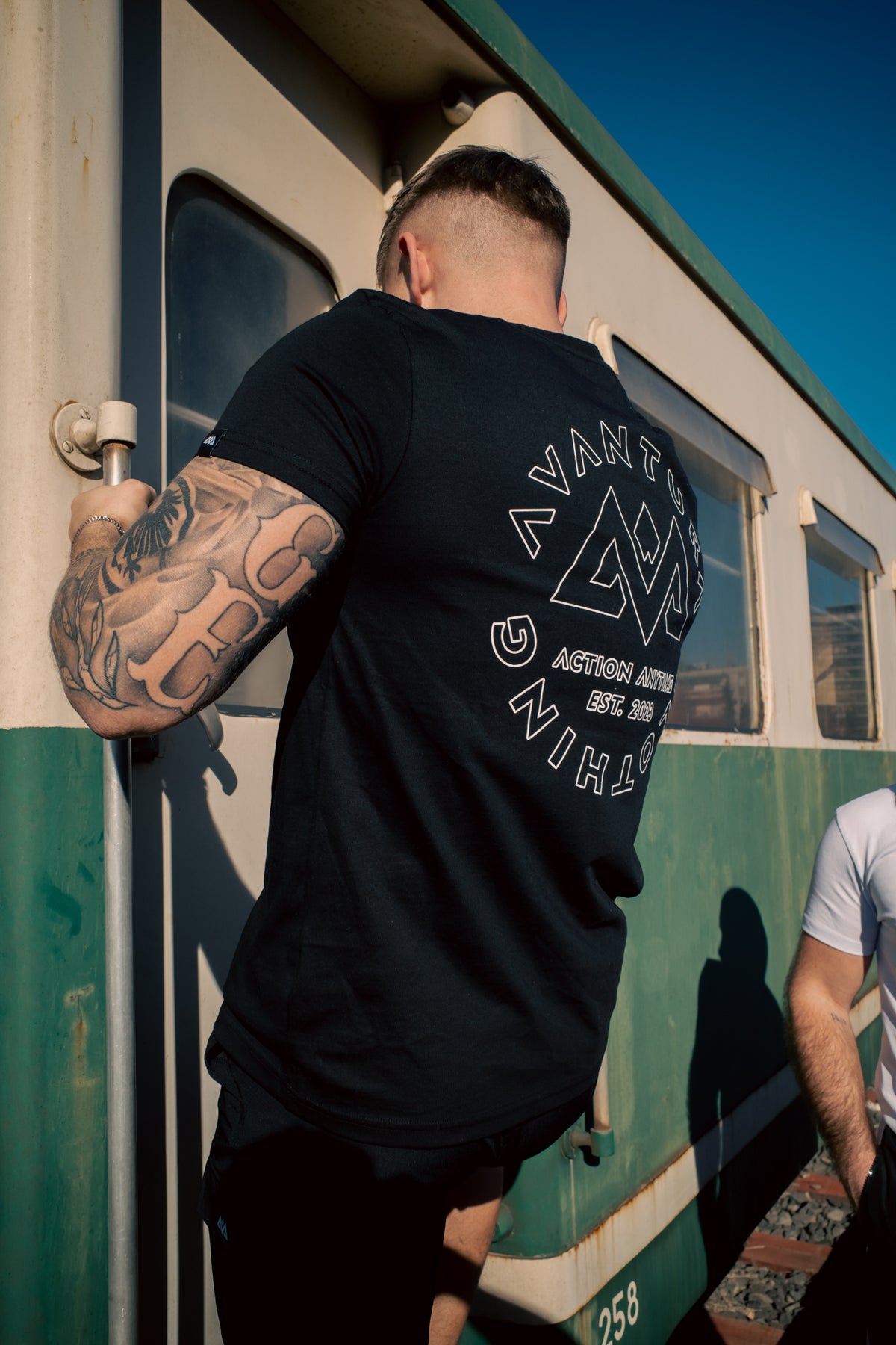 Nahaufnahme schwarzes T-Shirt mit Outline-Backprint
