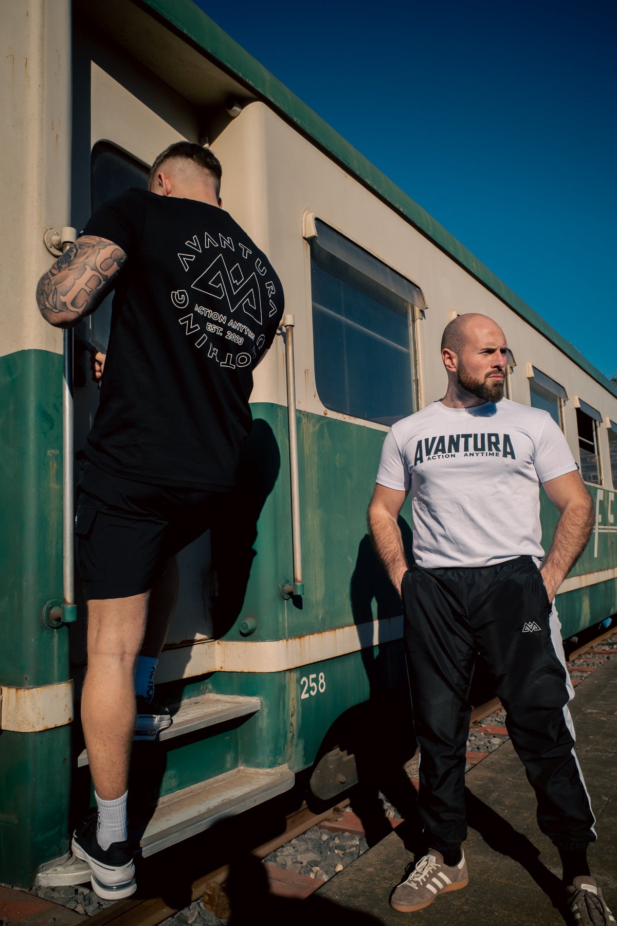 Comparison of black and white AVANTURA T-shirt