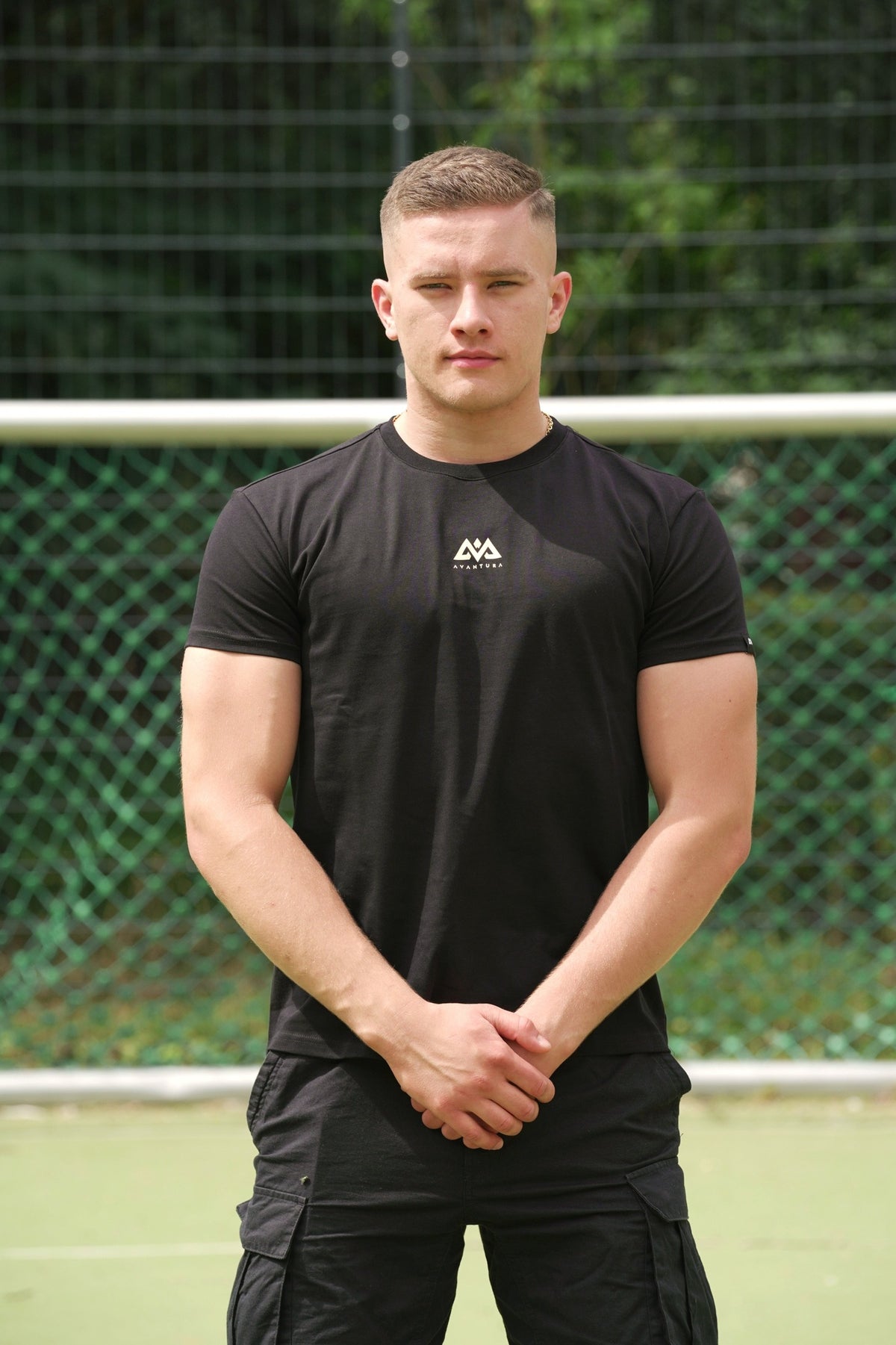 Schwarzes T-Shirt mit Rundhalsausschnitt und kleinem weißem Frontlogo