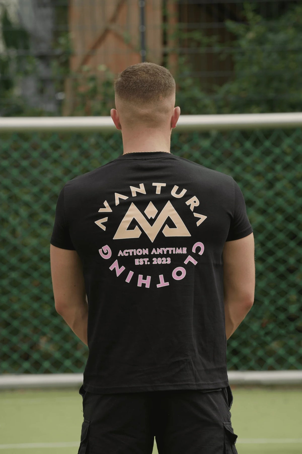 Schwarzes T-Shirt mit großem geometrischem Backprint und AVANTURA CLOTHING Text