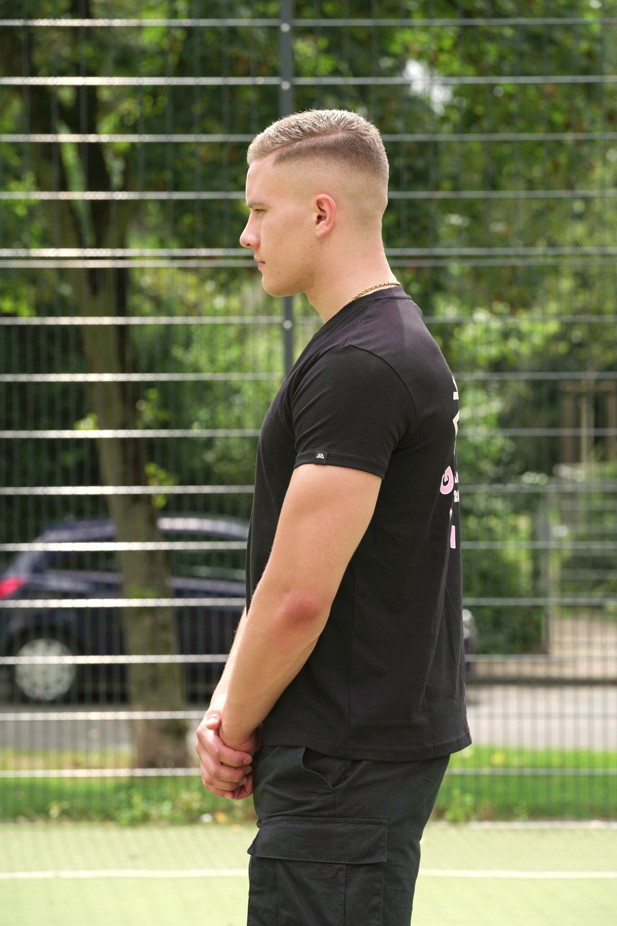 Seitenansicht schwarzes T-Shirt mit gewebtem Ärmel-Label und perfekter Passform