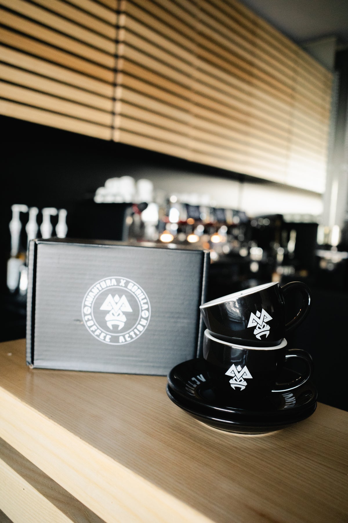 Espressotassen und graue Geschenkbox mit Logo auf Cafétheke