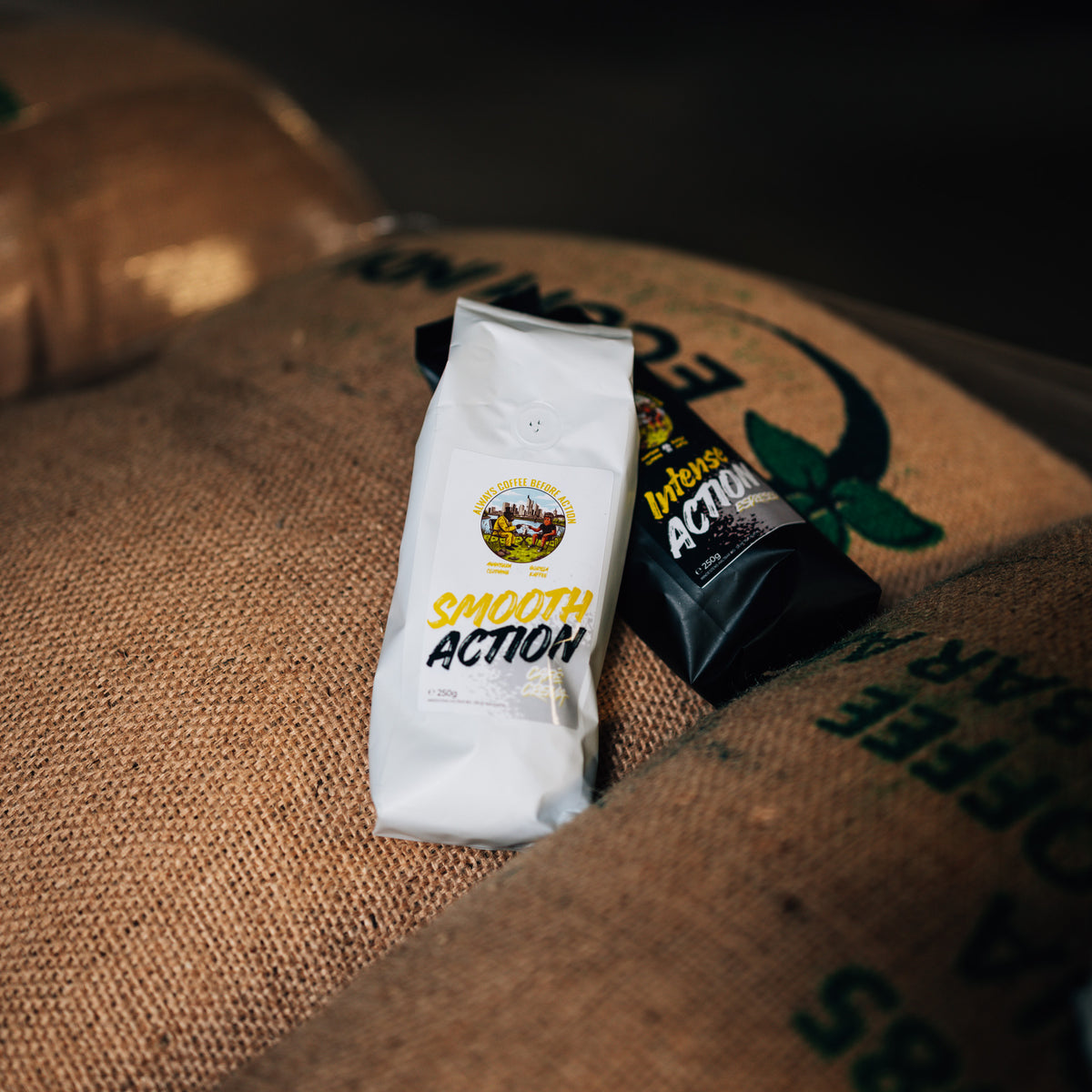 Avantura x Gorilla Coffee Action Bohnenpackungen Smooth und Intense auf Jutesack
