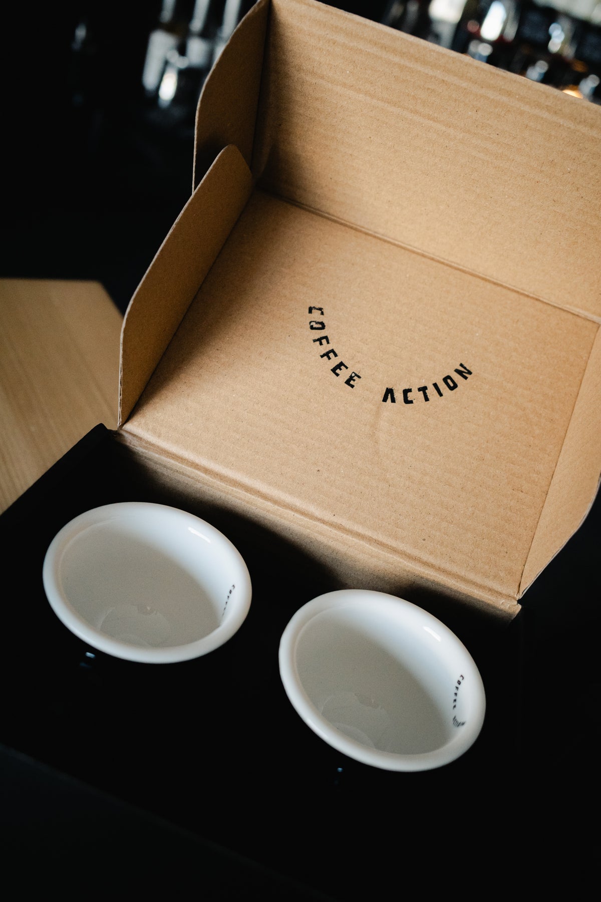 Offene Geschenkbox mit zwei weißen Keramik-Espressotassen im Avantura Bundle