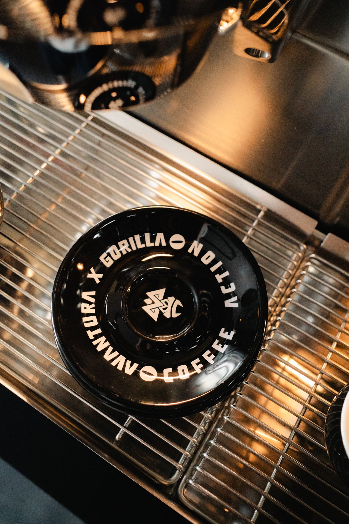 Schwarzer Avanta Espressoschleudertrichter mit Logo auf Kaffeemaschine