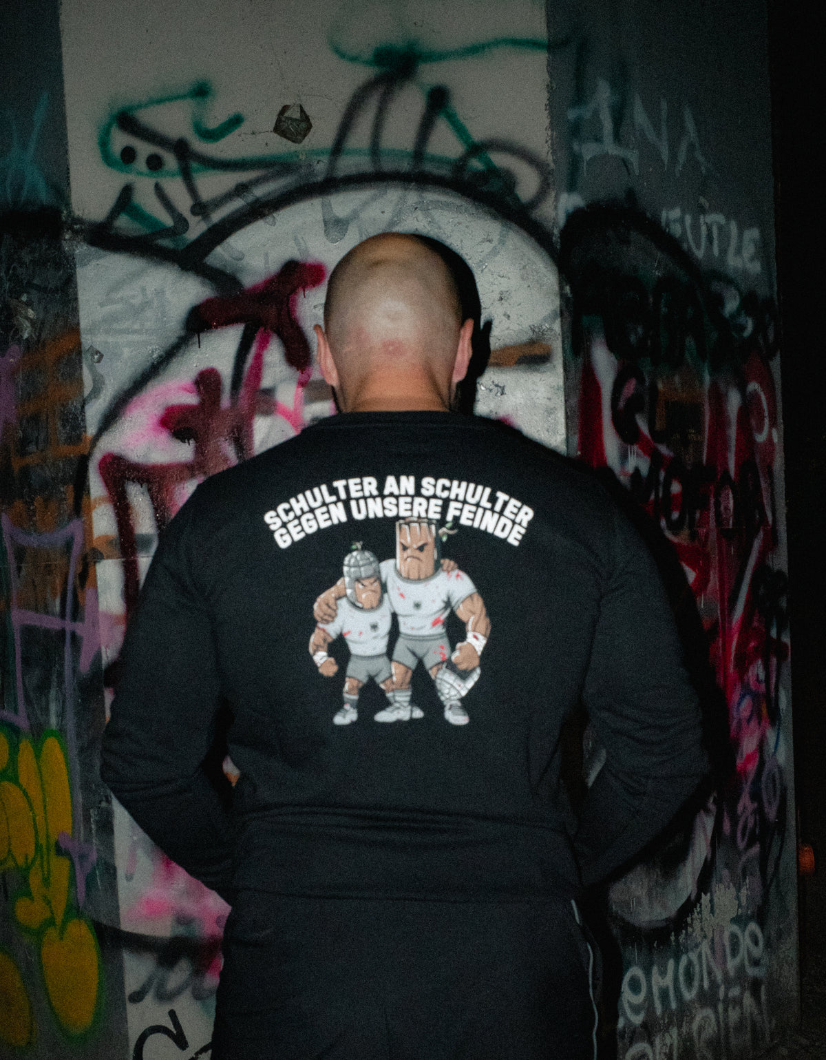 Schwarzes Crewneck Sweatshirt mit großem Wrestler-Backprint
