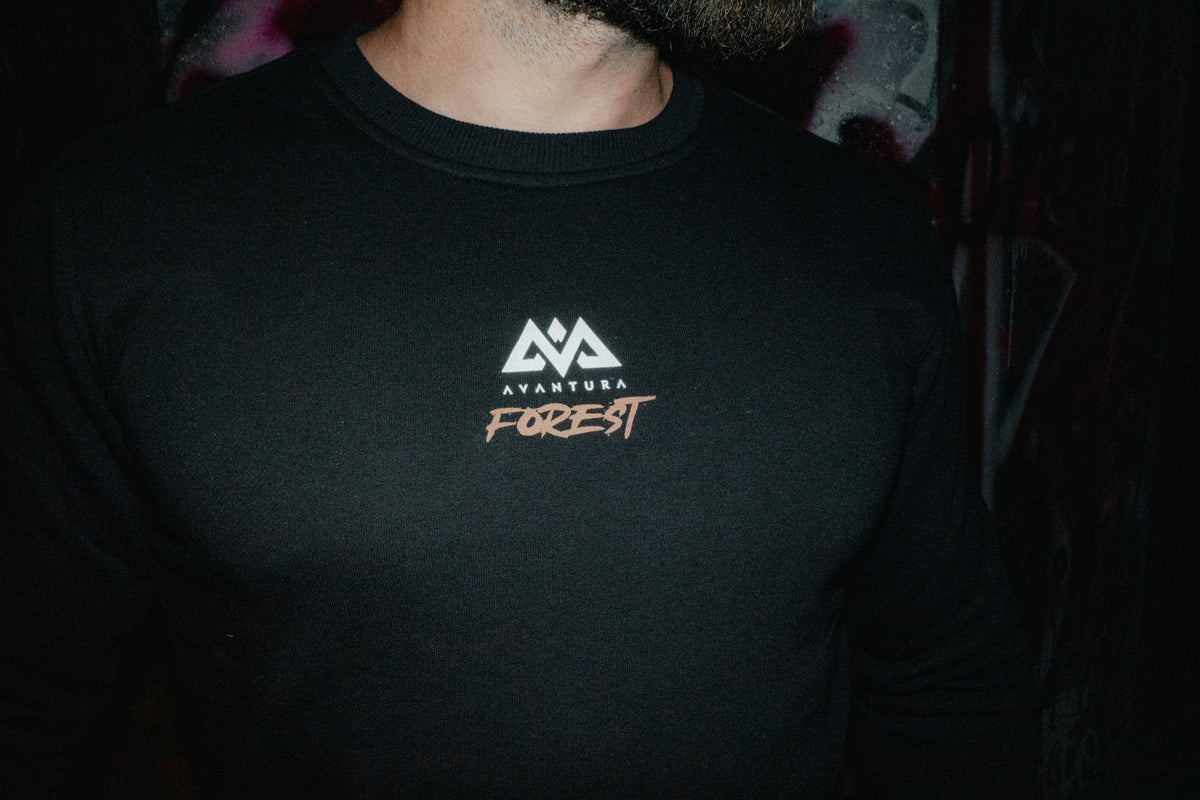 Nahaufnahme AVANTURA FOREST Logo auf schwarzem Sweatshirt