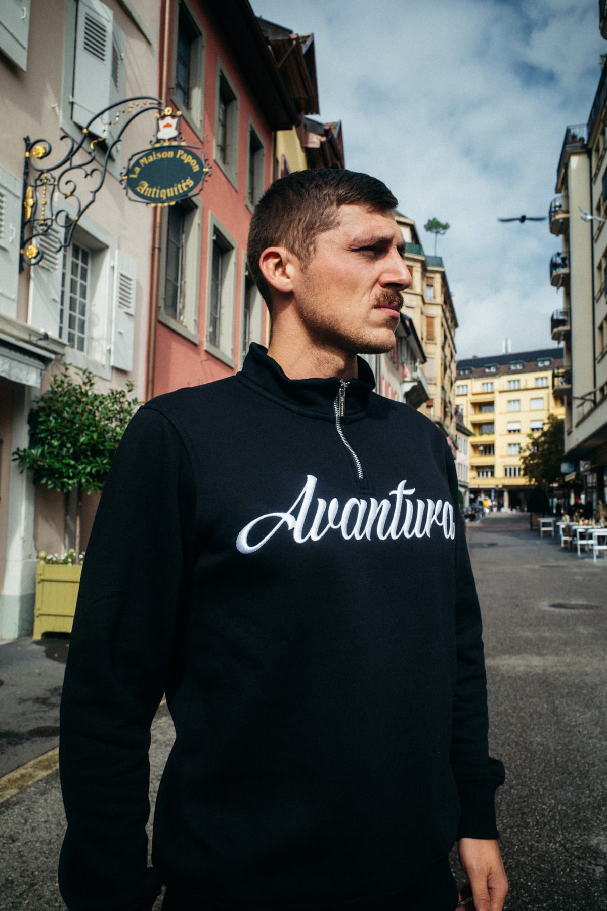 Open stand-up collar on the black Avantura Halfzip sweatshirt