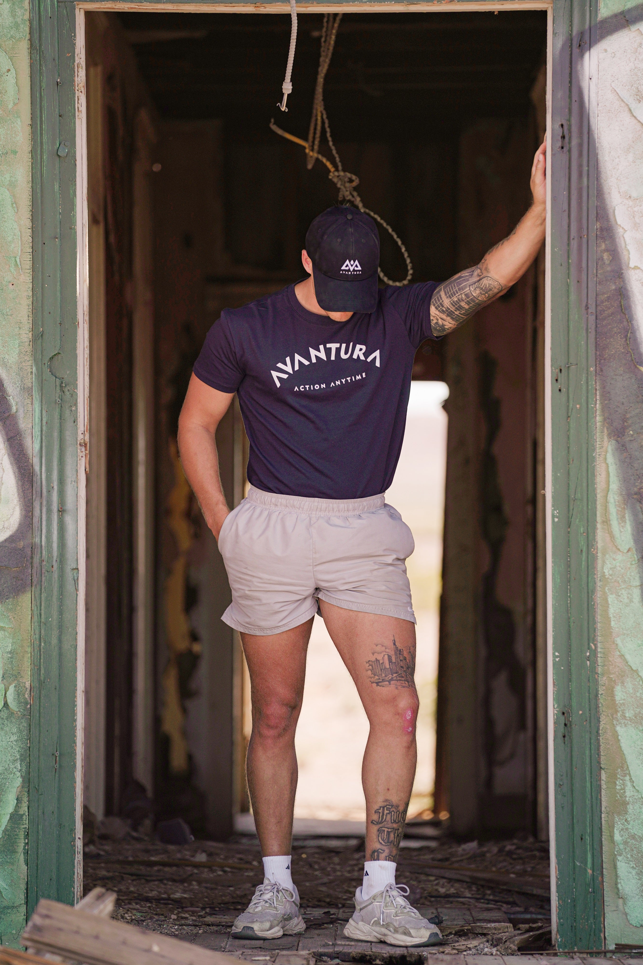 CURVED LETTERS T-SHIRT DUNKELBLAU
