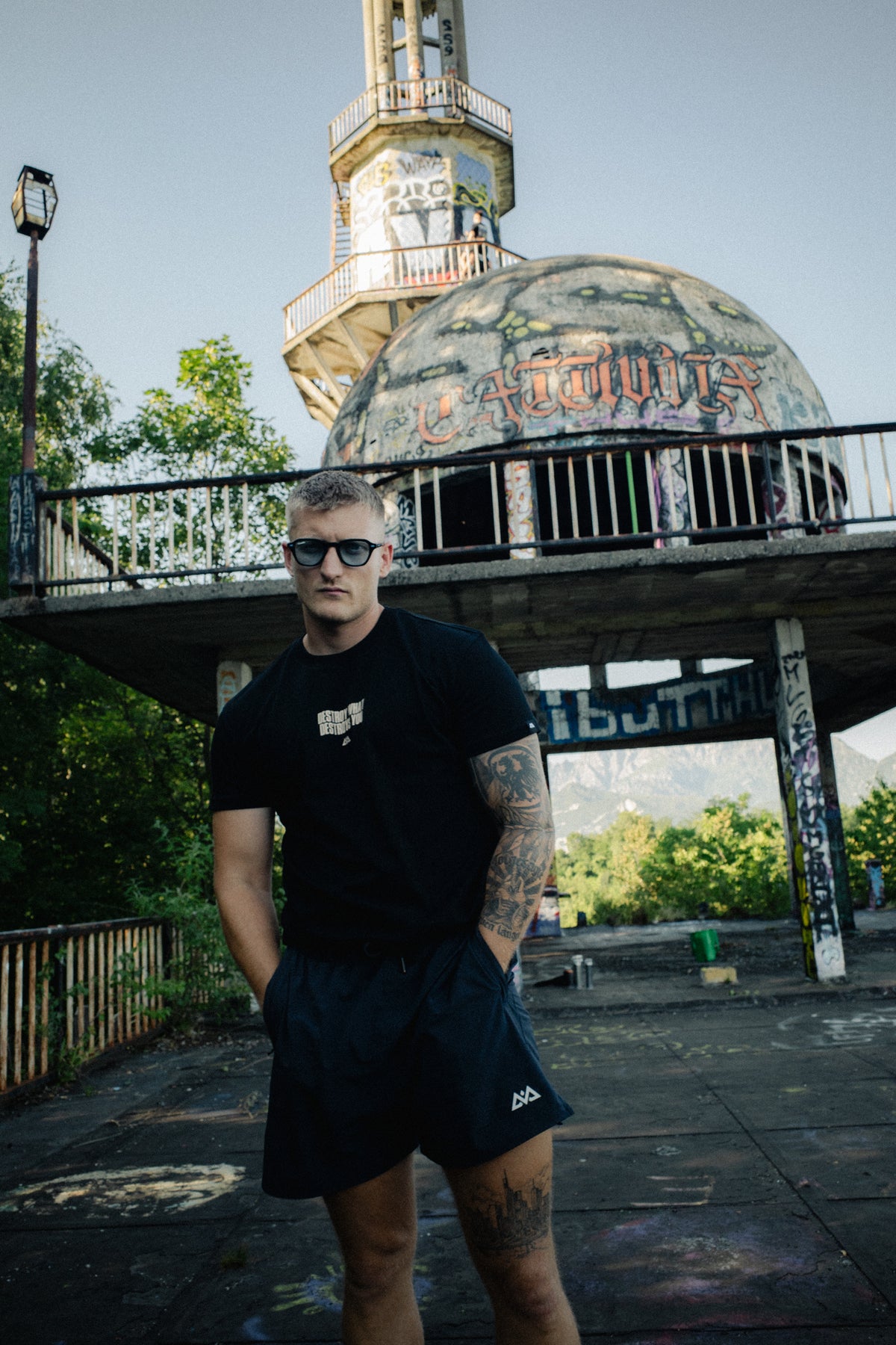 Full body fit of black DESTROY T-Shirt