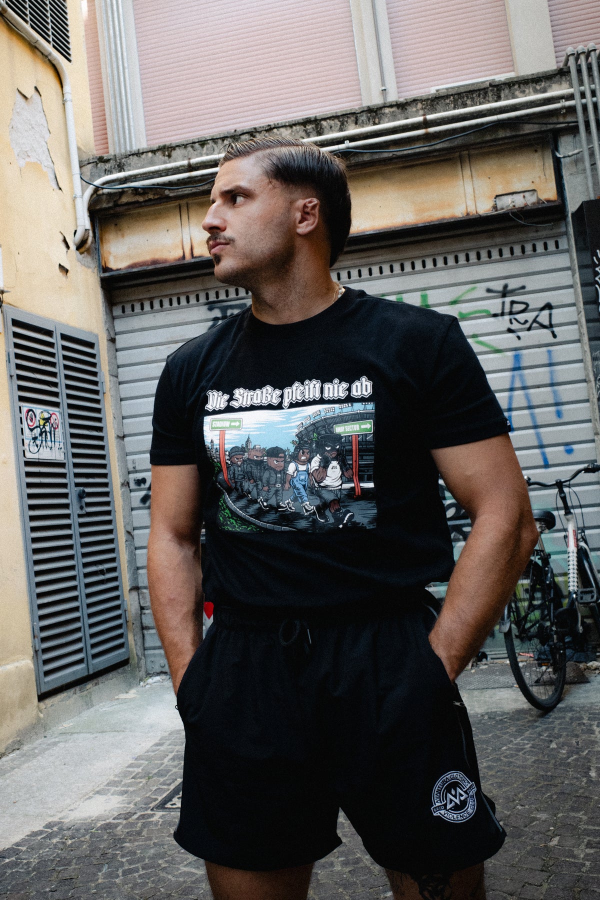 Side view of black Die Straße pfeift nie ab graphic T-shirt fit