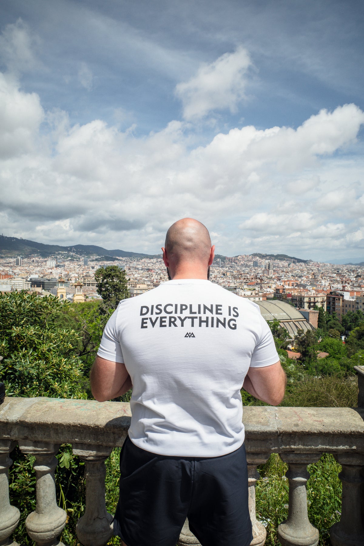 Rückansicht weißes T-Shirt mit zentriertem 'Discipline is Everything' Schriftzug