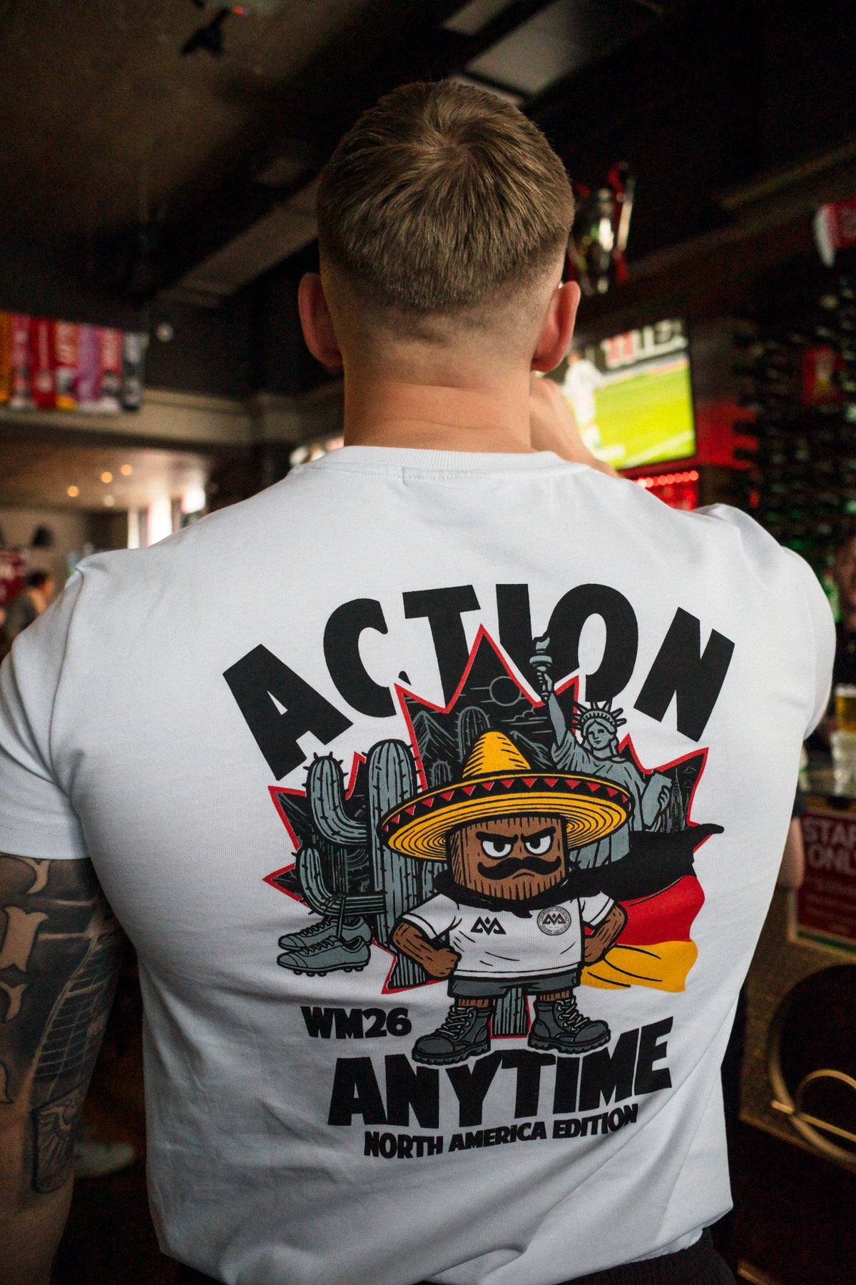 Detailaufnahme Rückseite weißes T-Shirt mit ACTION ANYTIME WM26 North America Edition Print