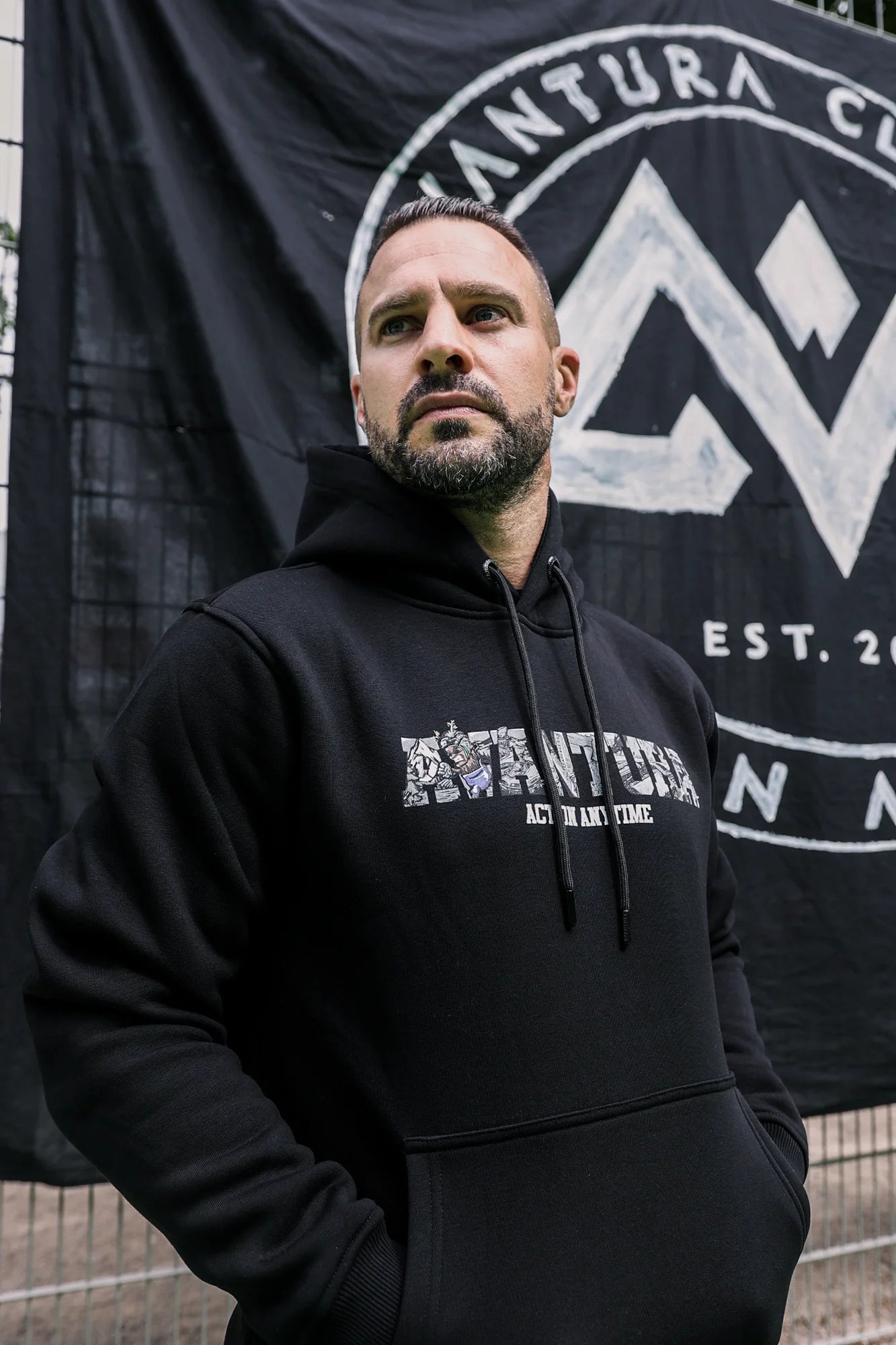 FILLED LETTERS HOODIE SCHWARZ