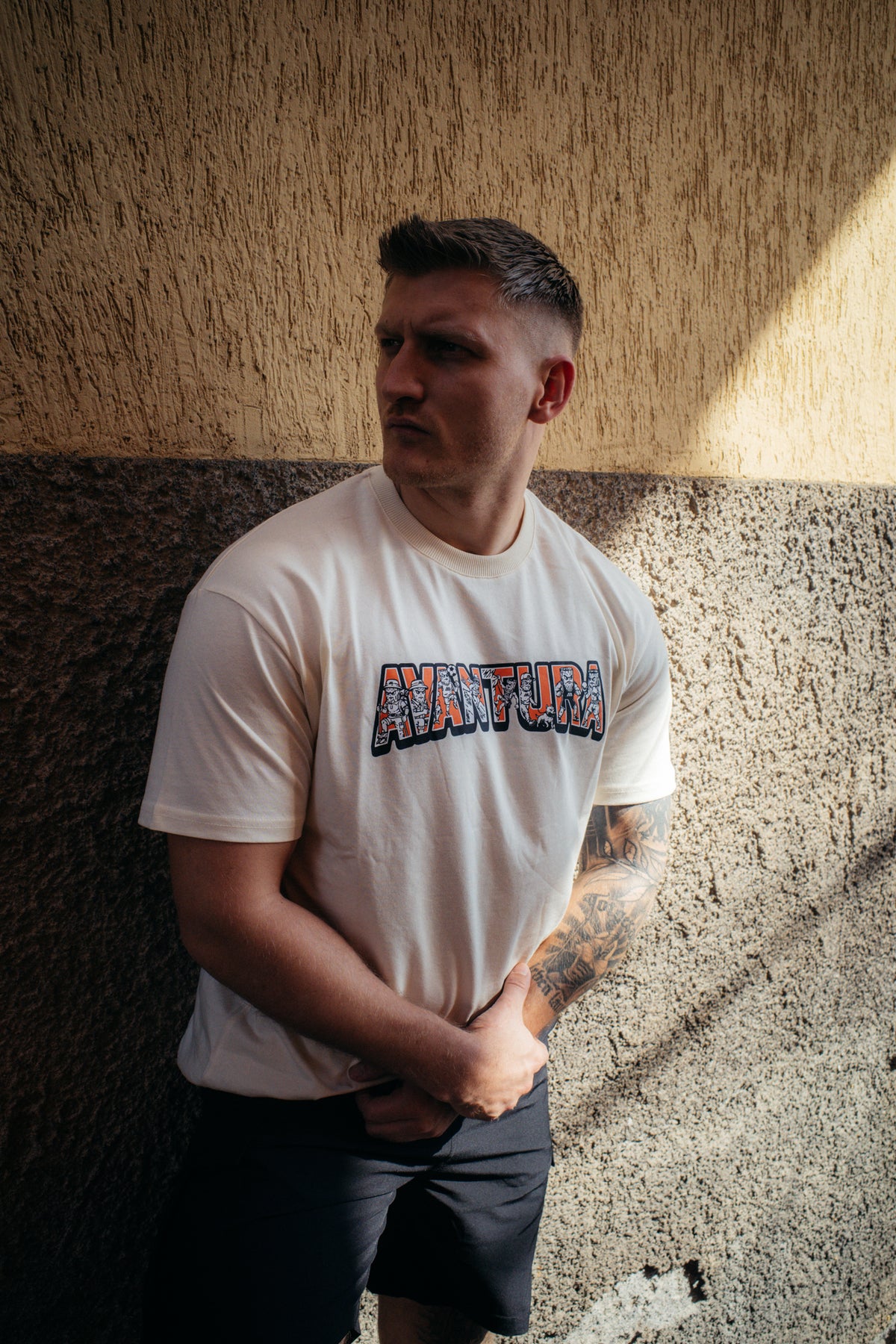 Sandfarbenes Oversized T-Shirt mit grafischem Avantura-Print