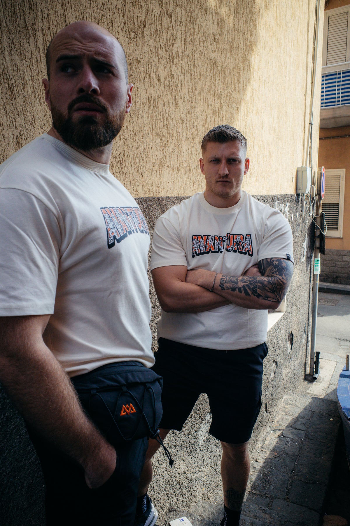 Cremeweißes T-Shirt mit farbigem Logo-Print und Ärmel-Label