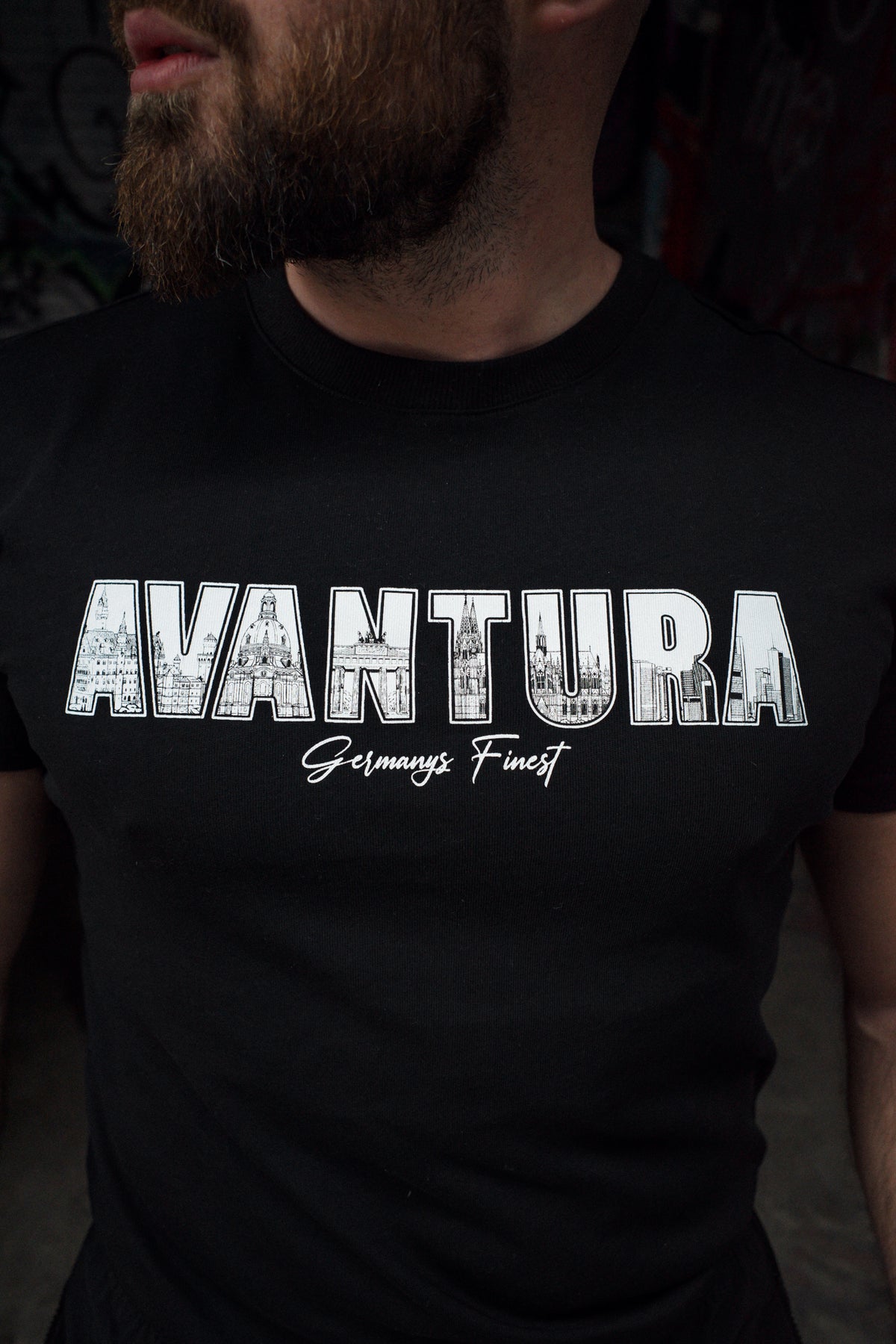 Brustdetail schwarzes T-Shirt mit gefülltem AVANTURA-Schriftzug