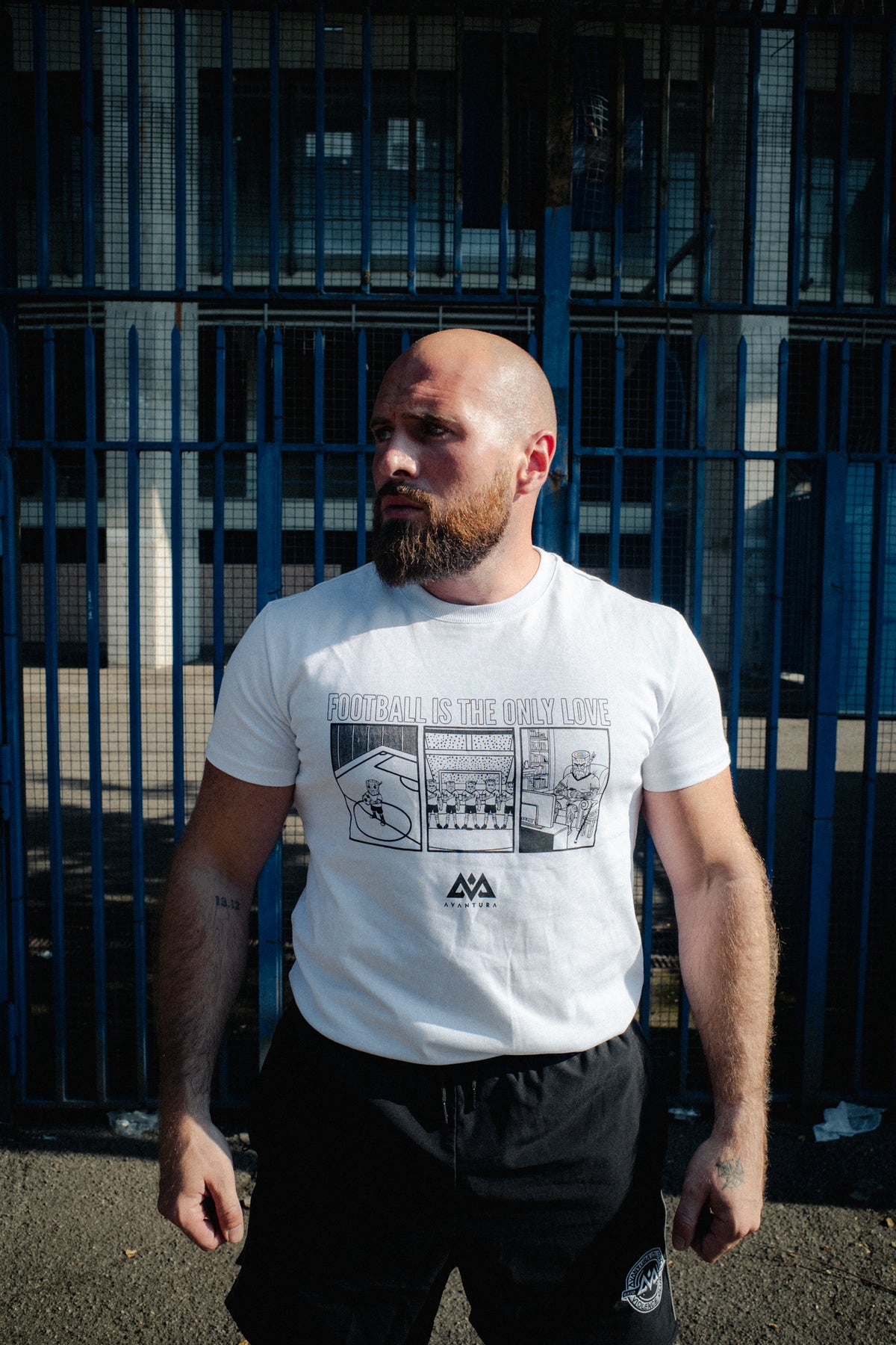 Rundhals-T-Shirt mit Schriftzug und Comic-Panels als Nahaufnahme